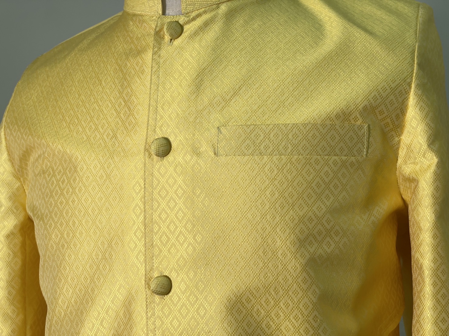 เสื้อสูทไหมคอพระราชทาน แขนยาว เนื้อยกดอก ไหมแท้ สีเหลือง Size M รหัส DM-AA-0122681