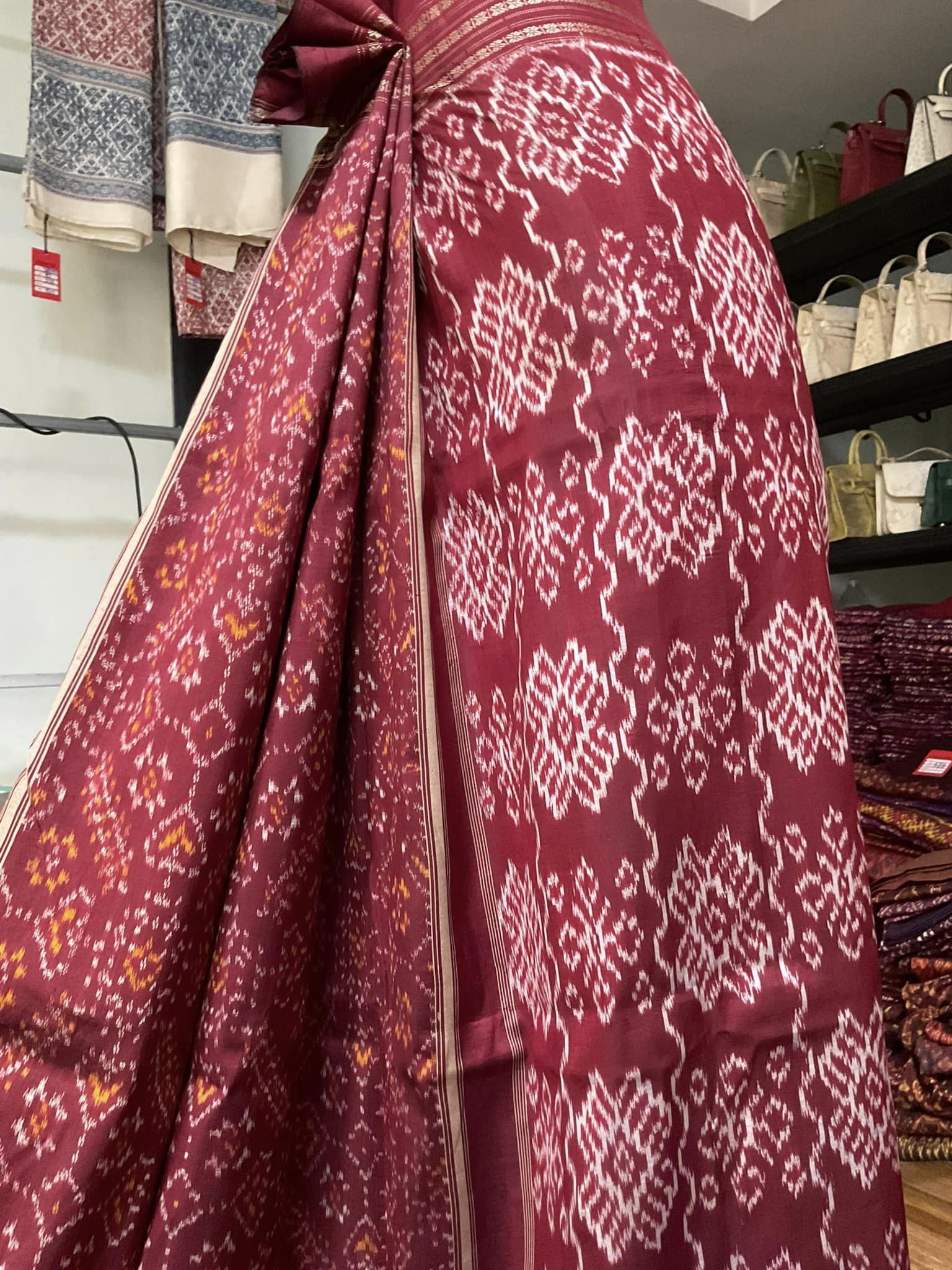 ซิ่น ผ้าปาโตล่า ไหมแท้ ขนาด 115x190ซม. พื้นสีแดง รหัส N9-SIL-1125674