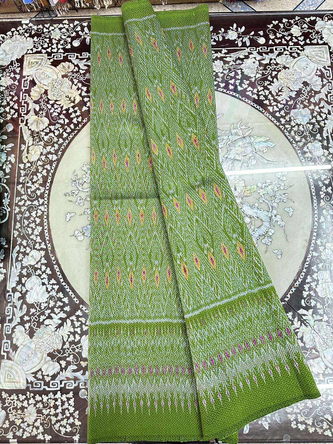 (ผ้าชุด)ผ้าไหมมัดหมี่ยกดอก 6ตะกอ (ผ้าลาย 2เมตร+สีพื้น 2เมตร) สีเขียวทองอ่อน รหัส L8A-ST-1228661