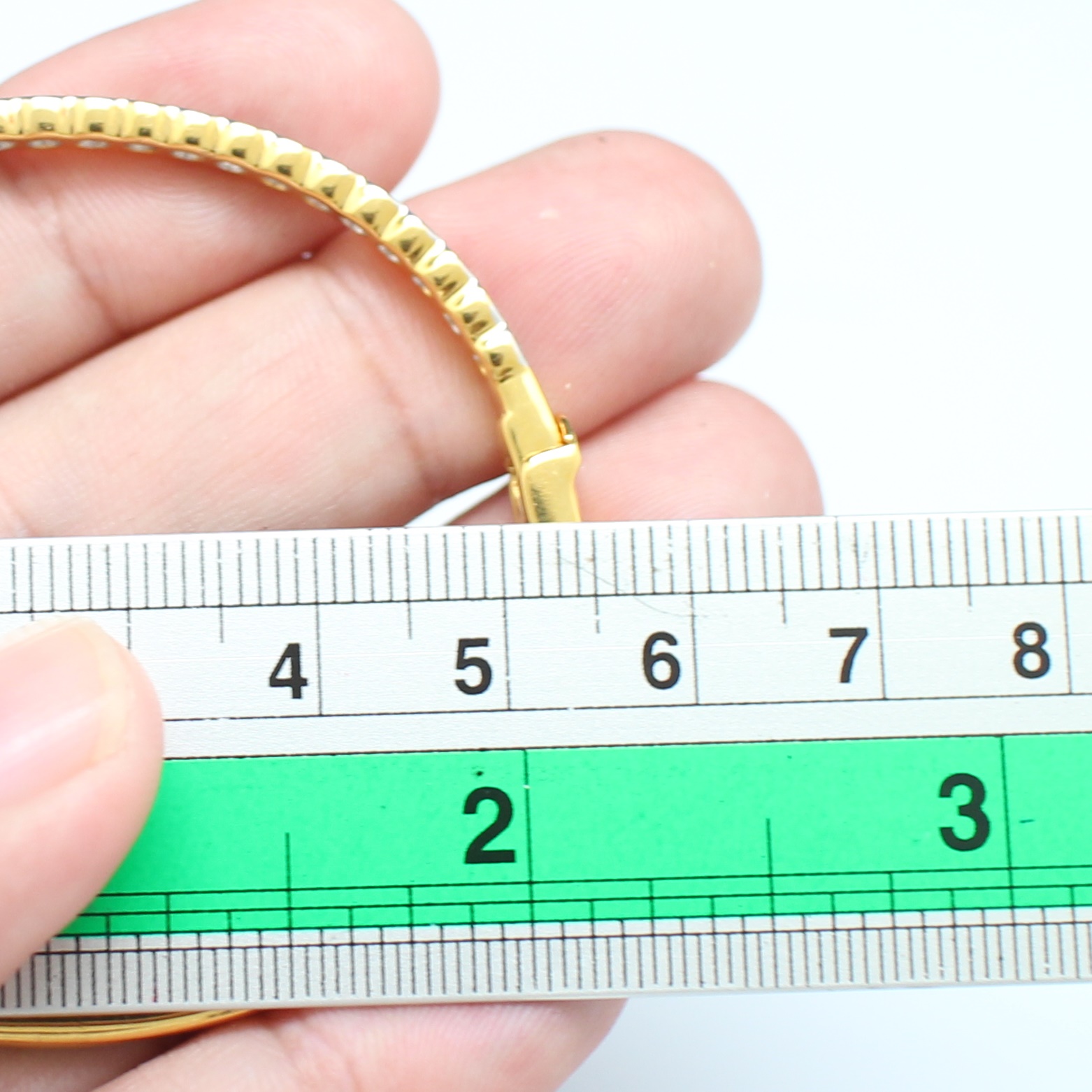 BL25119 กำไลเพชรแถวครึ่งวง เพชรแท้ 23 เม็ด 1 กะรัต ทองแท้ 90% นน.รวม 13.6 กรัม เส้นผ่านศูนย์กลาง 5.1 ซม.