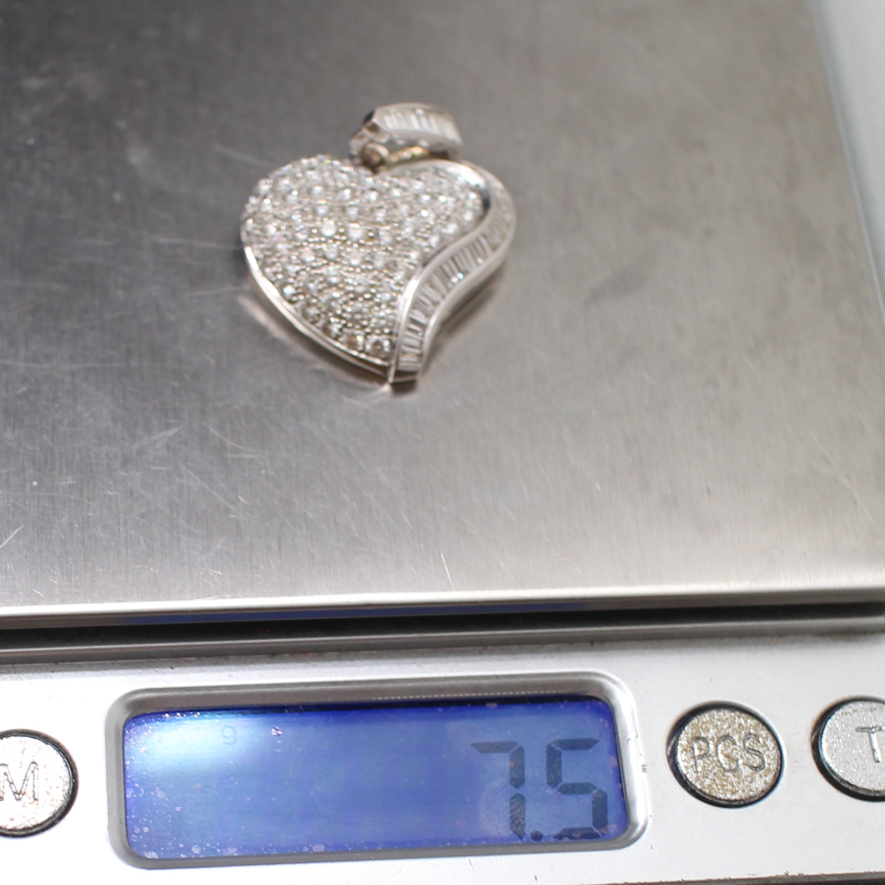 PD25018 จี้เพชรกระจุกหัวใจ เพชรแทปเปอร์ 1.42 กะรัต และ เพชรกลม 2 กะรัต เพชรรวม 3.42 กะรัต ทองแท้ 90% นน.รวม 7.5 กรัม เพชรขาว ไฟดีมาก