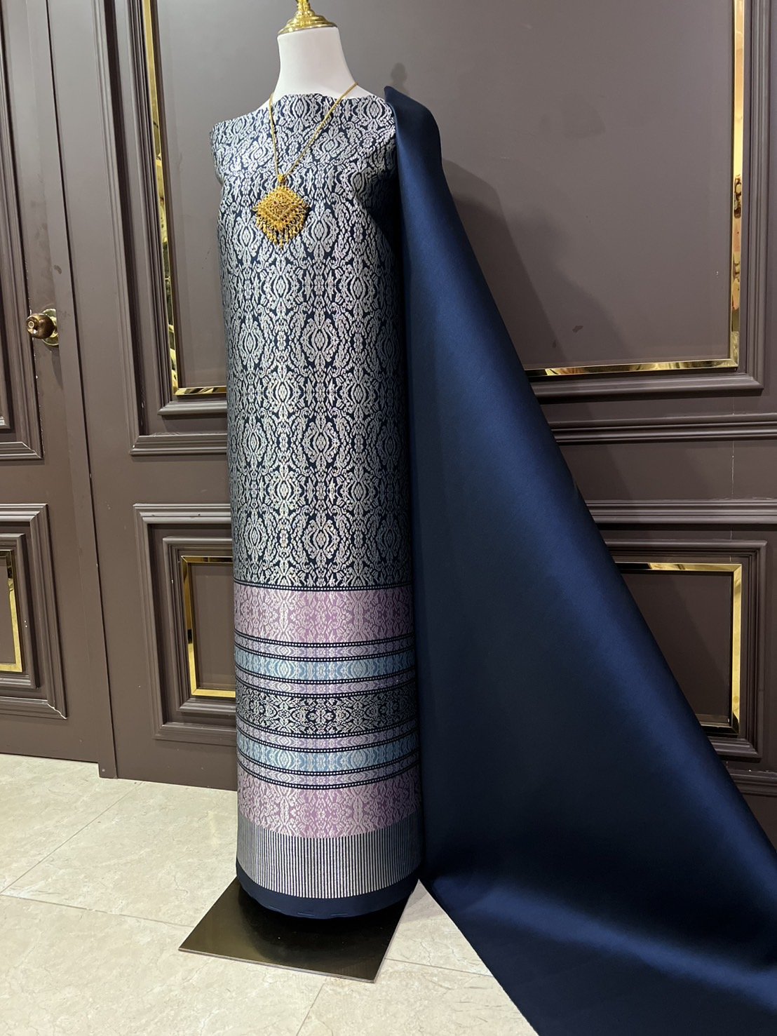 (ผ้าชุด)ผ้าไหมยกดอกลำพูน เกาะเชิงดิ้นเงิน ขนาด 1.02x4.31เมตร ลายอินเดีย พื้นสีน้ำเงินกรม รหัส N90-29-TR0523