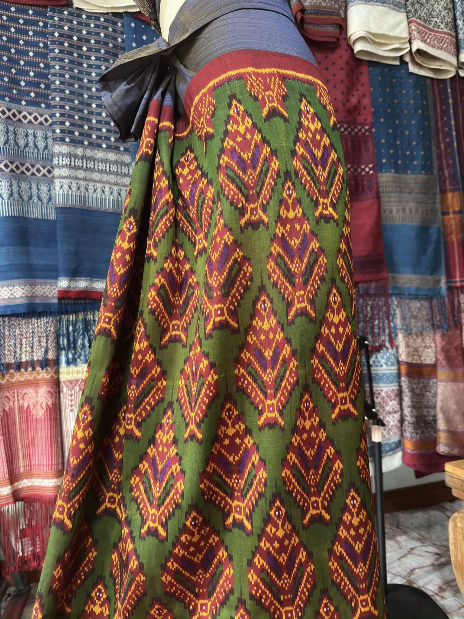 ซิ่น พระตะบอง ผ้าจามทอสามตะกอ ขนาด 110x140ซม พื้นสีแดง รหัส N9-SIL-AJ9