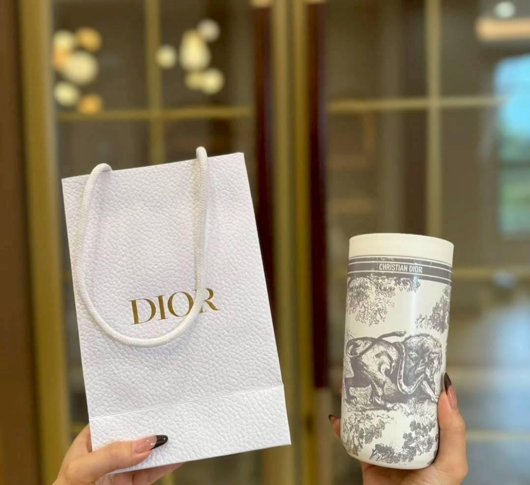 Dior Platinum Birthday Gift Temperature Control Tumbler พร้อมถุง และกล่องDior แก้วน้ำ