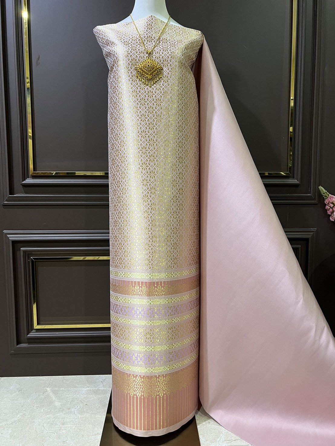 (ผ้าชุด)ผ้าไหมยกดอกลำพูน เกาะเชิงดิ้นทอง ขนาด 1.02x4.48เมตร ลายดอกดาวกระจาย พื้นสีชมพู รหัส N90-29-TR0328