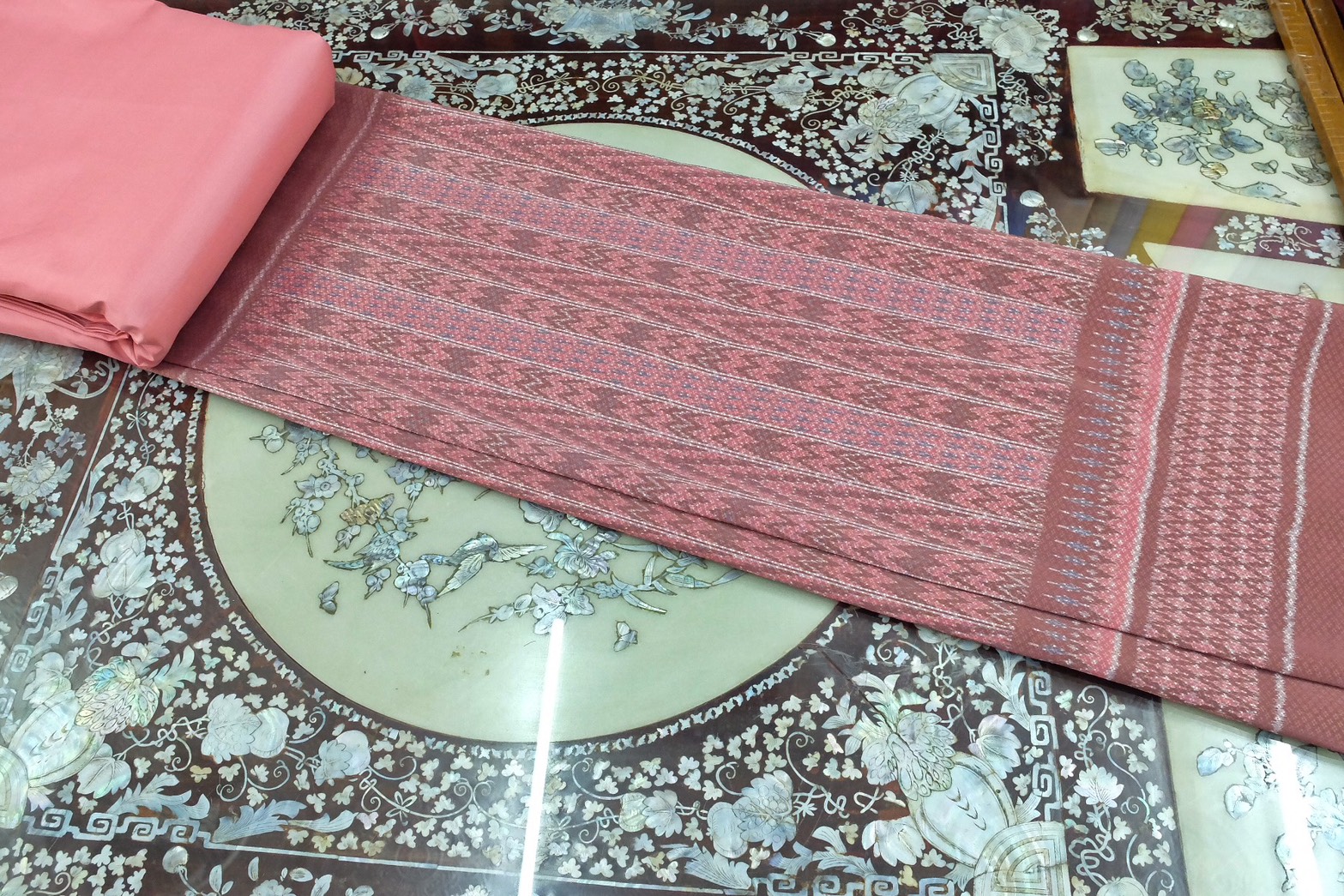 (ผ้าชุด)ผ้าไหมมัดหมี่ ยกดอกลูกแก้ว สีธรรมชาติ (ผ้าลาย 2เมตร+สีพื้น 2เมตร) เฉดสีชมพูกะปิ รหัส L8A-ST-0310684