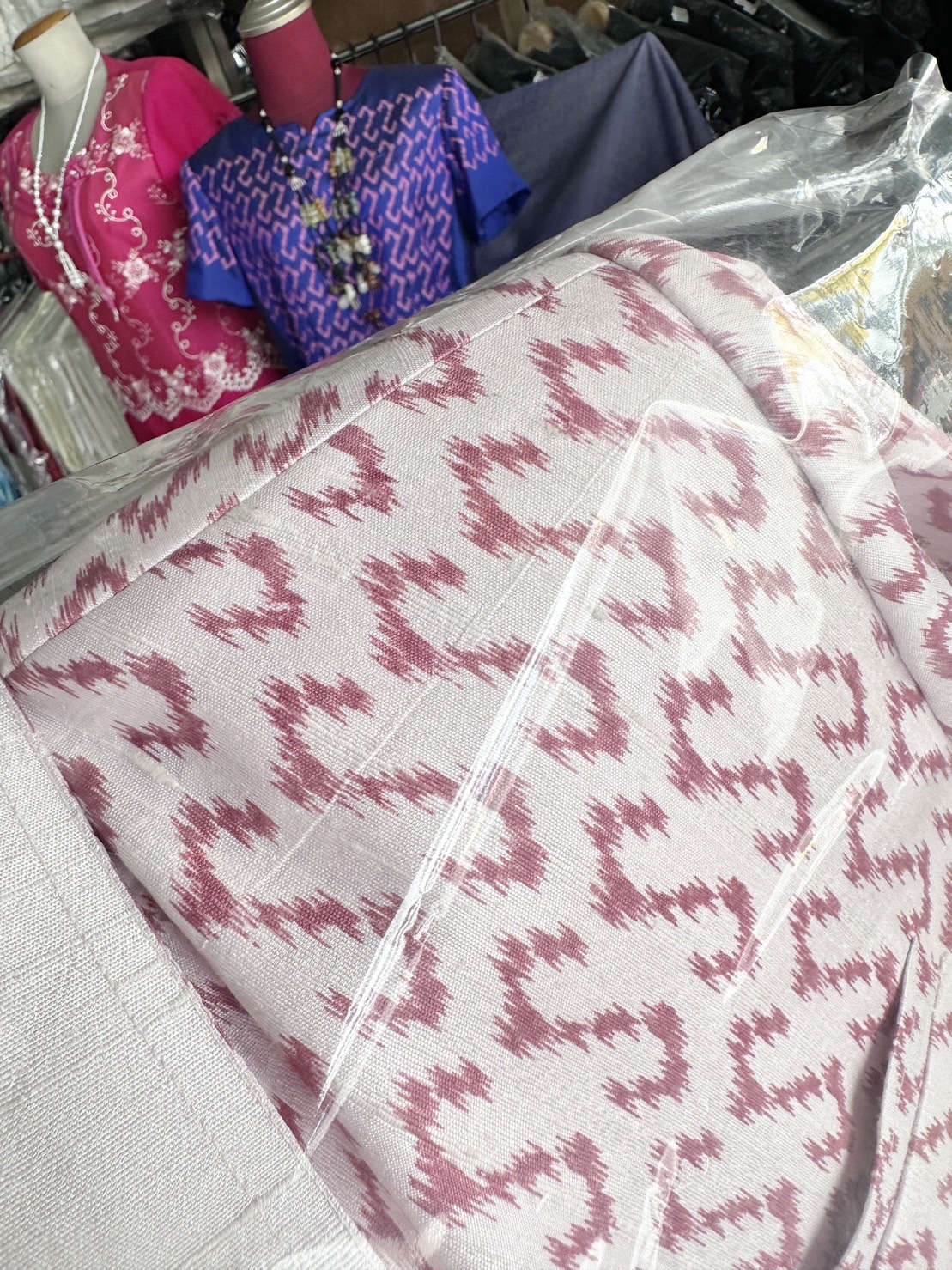 เสื้อซาฟารี คอปก ผ้าไหม พิมพ์ลาย เนื้อเรียบ ลายขอ ไซส์ L รอบอก43 สีครีมเบจ น้ำตาลแดง รหัส DS-ST0920661