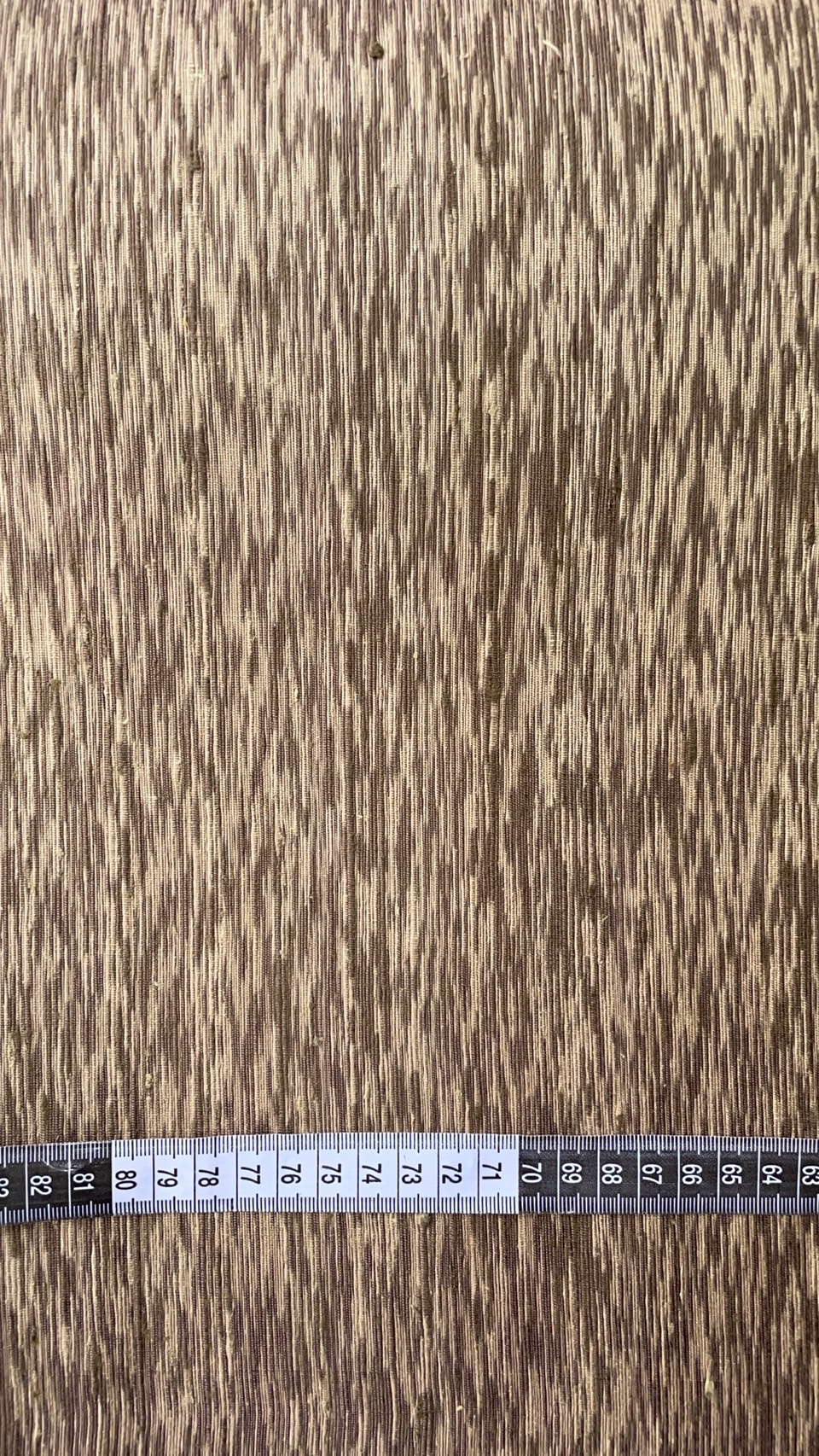 ผ้าไหมลายพิเศษ มัดหมี่เนื้อหนา ไหมแท้ ลายพร่างพรม สีน้ำตาลเบจเหลือบชมพู ตัดขายเป็นเมตร รหัส MMFZ-NY-SKU-39393