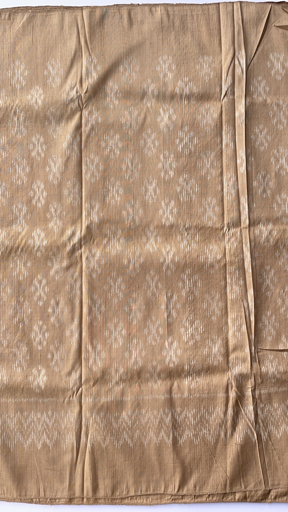 ผ้าไหมมัดหมี่ เนื้อไหมบ้าน ไหมแท้ ตรานกยูง สีธรรมชาติ ลายดอกดาวเรือง สีน้ำตาล (ราคาต่อเมตร) รหัส CISP-NY-SKU-44317