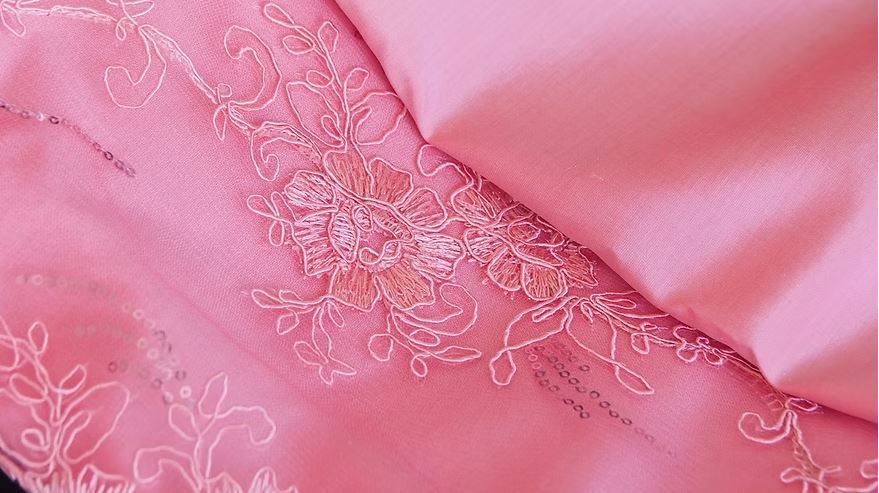 (ผ้าชุด) ผ้าไหมสีพื้น+ลูกไม้ ขนาด (พื้น 4หลา+ลูกไม้ 2.35หลา) สีชมพู รหัส L10A-CT-102732