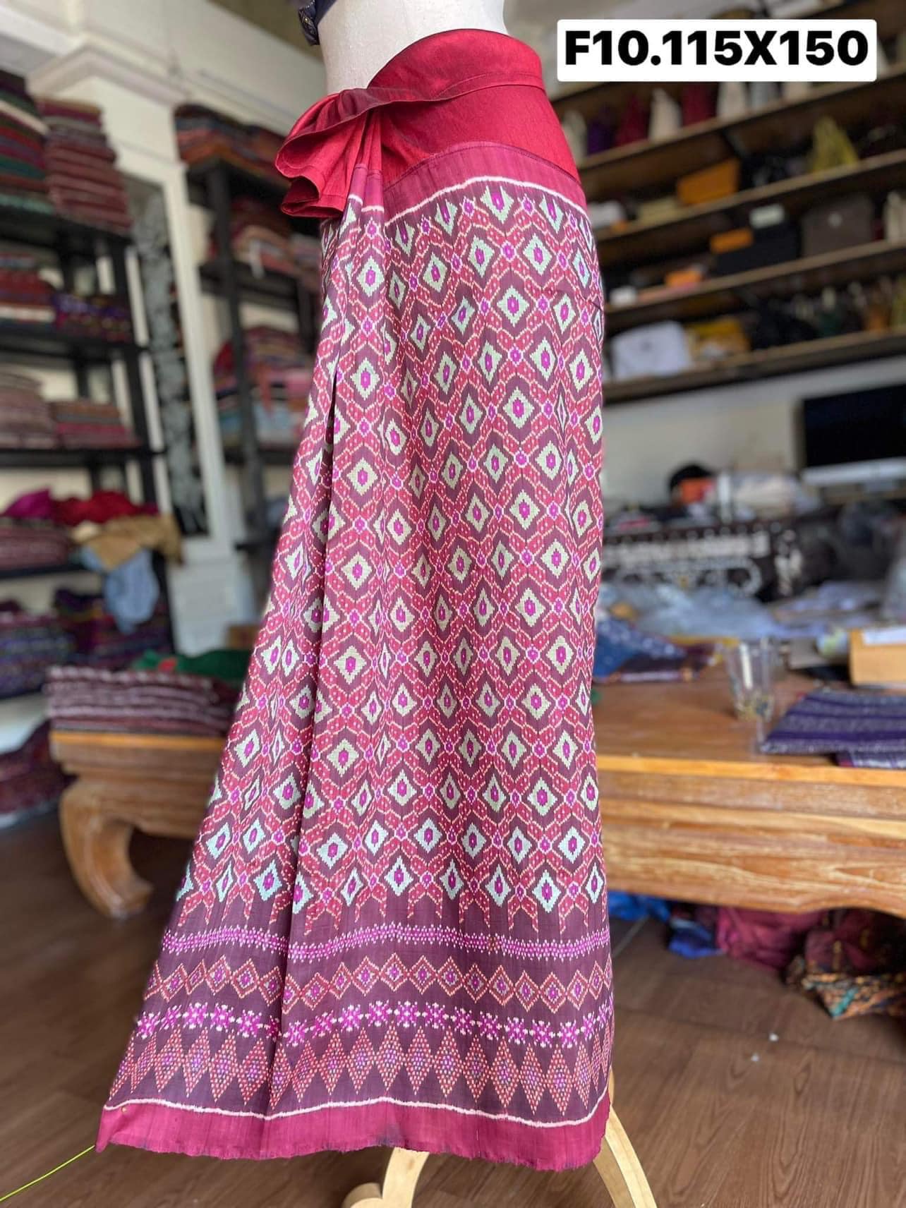 ซิ่น ผ้าซิ่นพระตะบอง สีธรรมชาติ ผ้าจาม 3ตะกอ ขนาด 115x150ซม. พื้นสีแดงชมพูอ่อน รหัส N9-SIL-F10