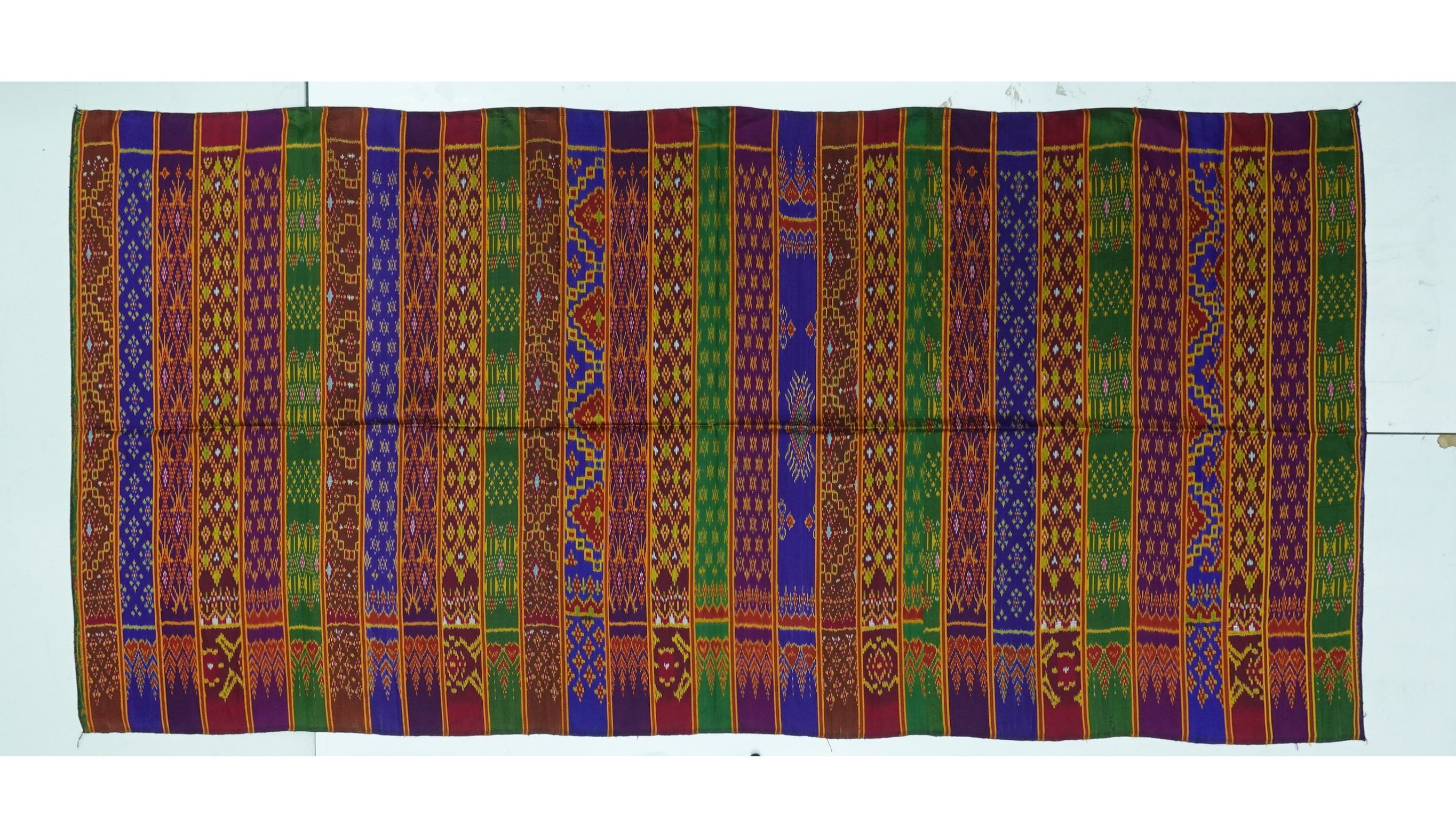 ซิ่น ผ้าไหมมัดหมี่ 3ตะกอ ขนาด 1x2เมตร พื้นคละสีคละลาย ลายน้ำไหล รหัส R2Q-ME-066-121967152