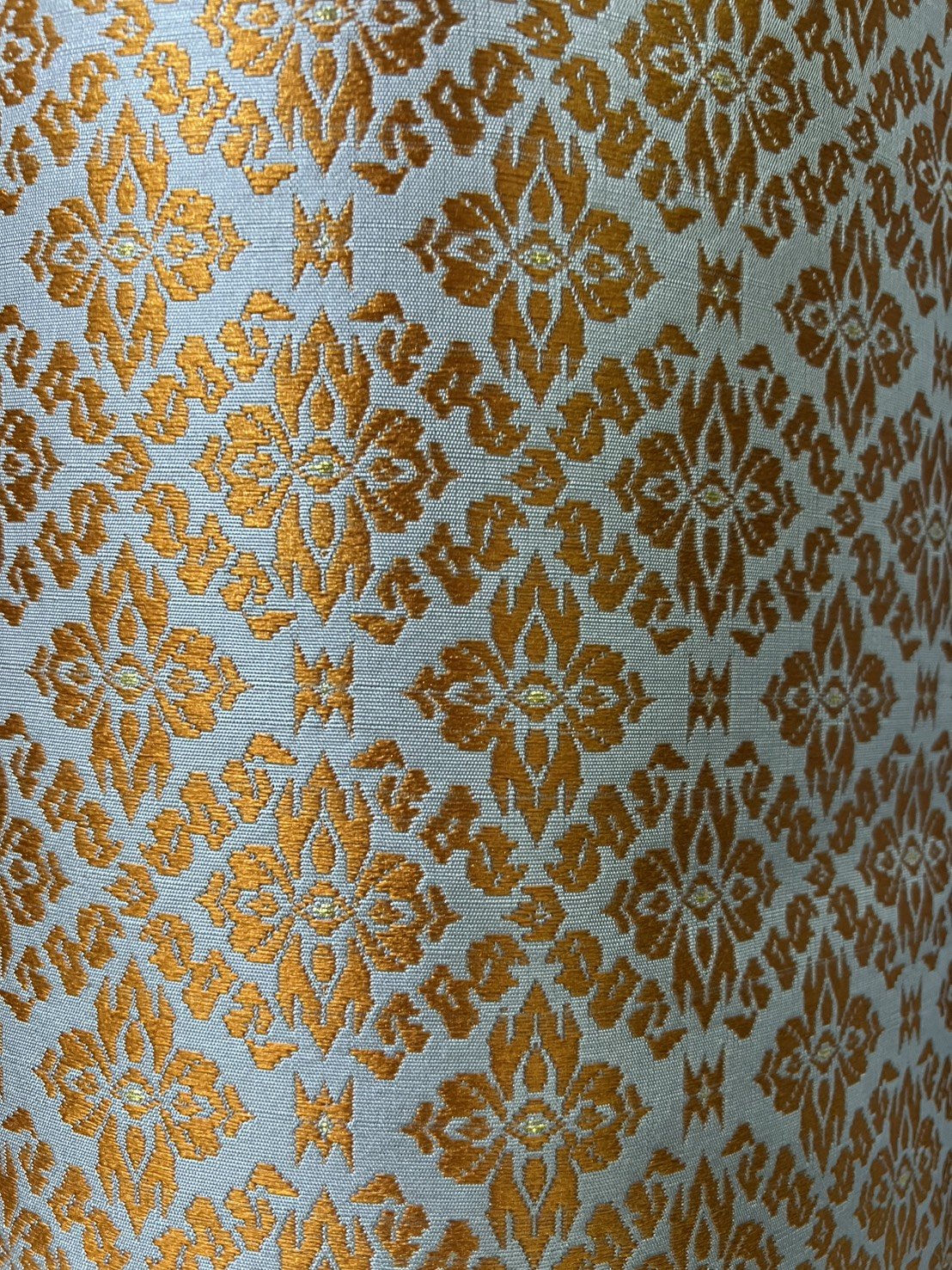 (ผ้าชุด)ผ้าไหมยกดอกลำพูน ยกดอกดิ้นเงิน ขนาด 1.03x4.40เมตร ลายพลับพลึงขอบสังเวียน พื้นสีม่วง รหัส N90-29-TR0437