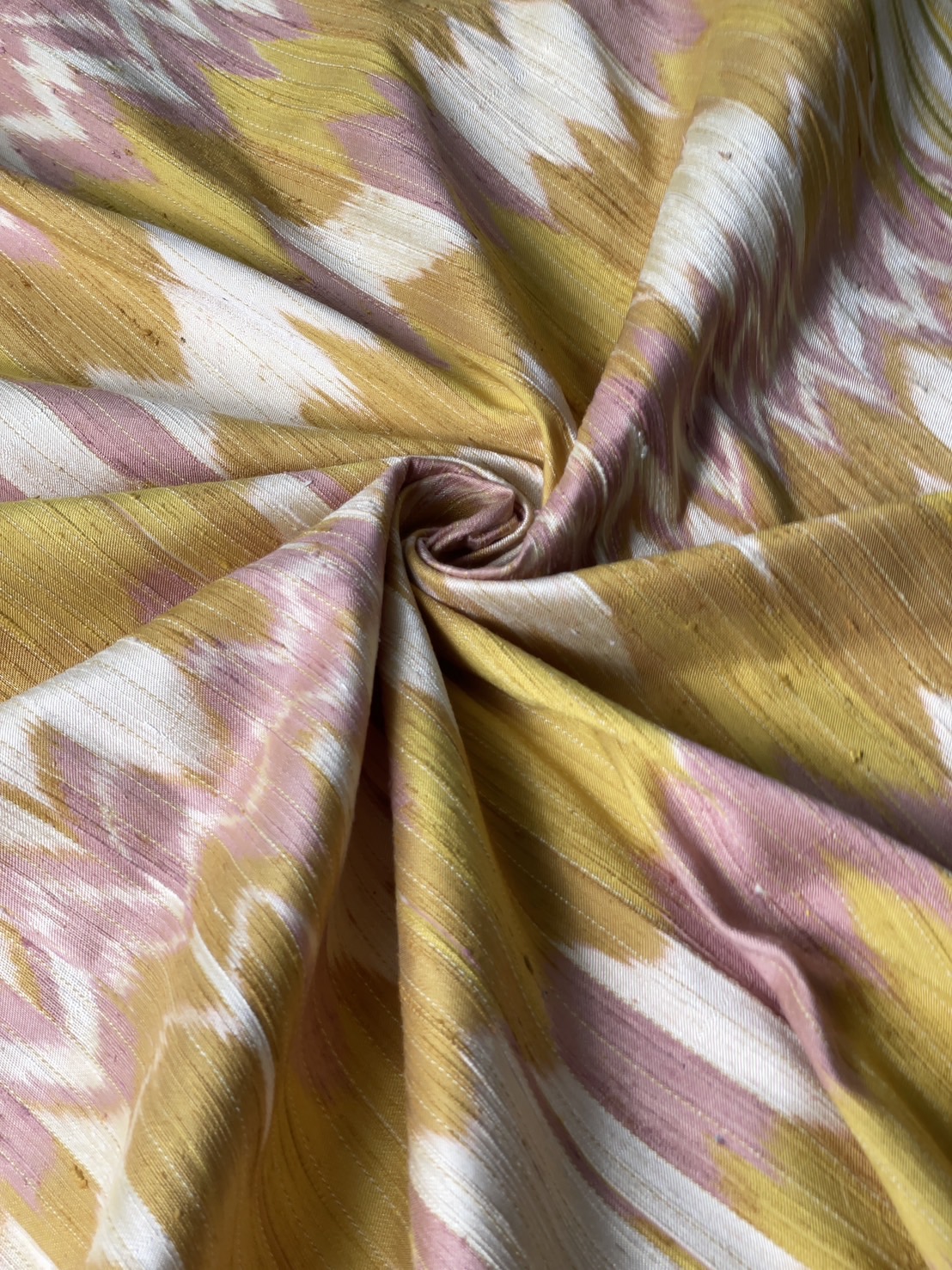 ผ้าไหมลายพิเศษ มัดหมี่เนื้อหนา ไหมแท้ สีธรรมชาติ ลายโมเดิร์นโฮล สีเขียวอมเหลืองแทรกชมพูครีม เลือกตามขนาด รหัส MMFZ-131