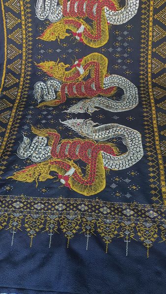 ซิ่น ผ้าไหม ลูกแก้วมัดหมี 6ตะกอ งานเขียนทอง ขนาด 1x2เมตร ลายพญานาค พื้นสีดำ รหัส M2A-RT0110661833