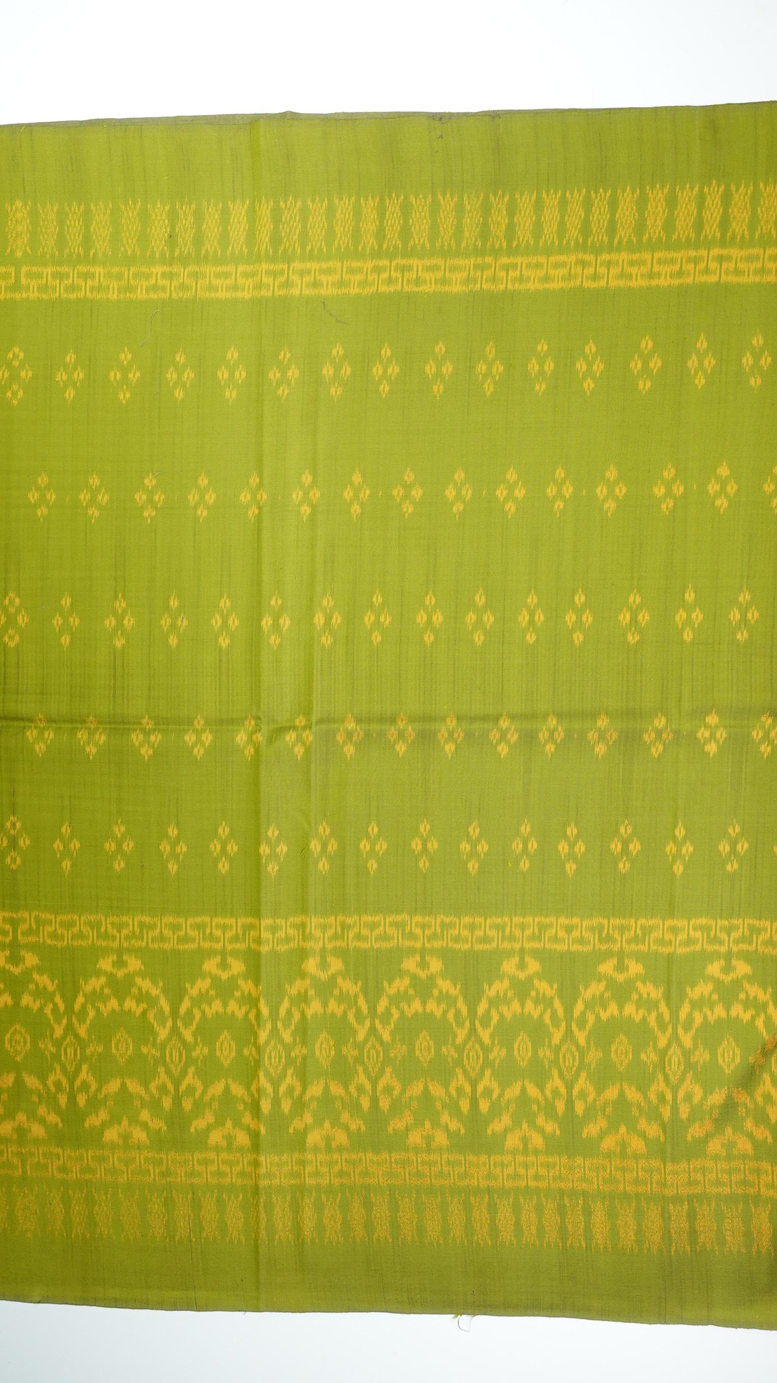 (ผ้าชุด)ไหมมัดหมี่ 3ตะกอ ไหมแท้ (ผ้าลาย 2เมตร+สีพื้น2เมตร) โทนสีเขียวตองอ่อน รหัส M3-ME-066-12226715