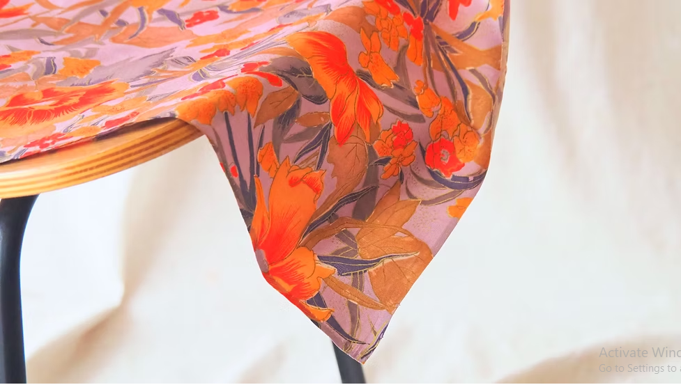 ผ้าพันคอไหมพิมพ์ลาย สี่เหลี่ยมจัตุรัส ขนาด 100x101ซม.ลายดอกไม้ พื้นสีม่วงดอกสีส้ม รหัส ZTG-CT-103353