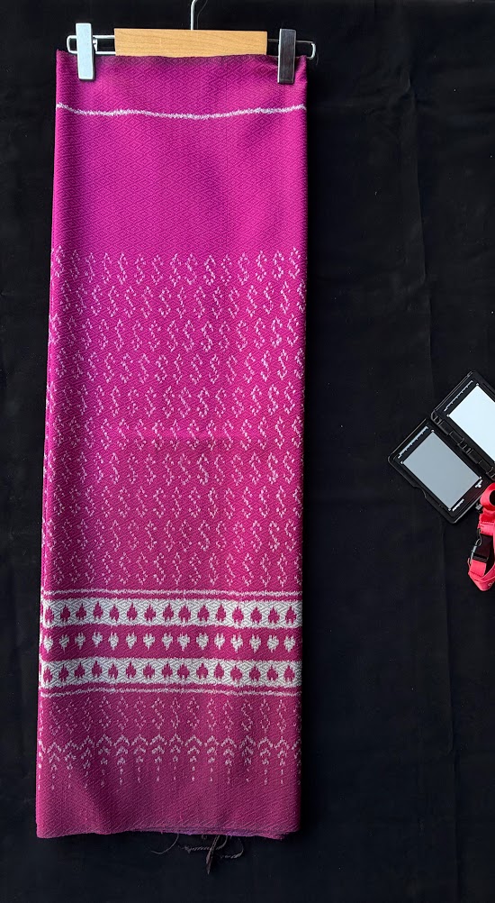 ซิ่น ผ้าไหมมัดหมี่ ทอยกดอก 6ตะกอ ขนาด 1x2 เมตร ลายขอพระราชทาน สีชมพู รหัส PCS-NY-1122689