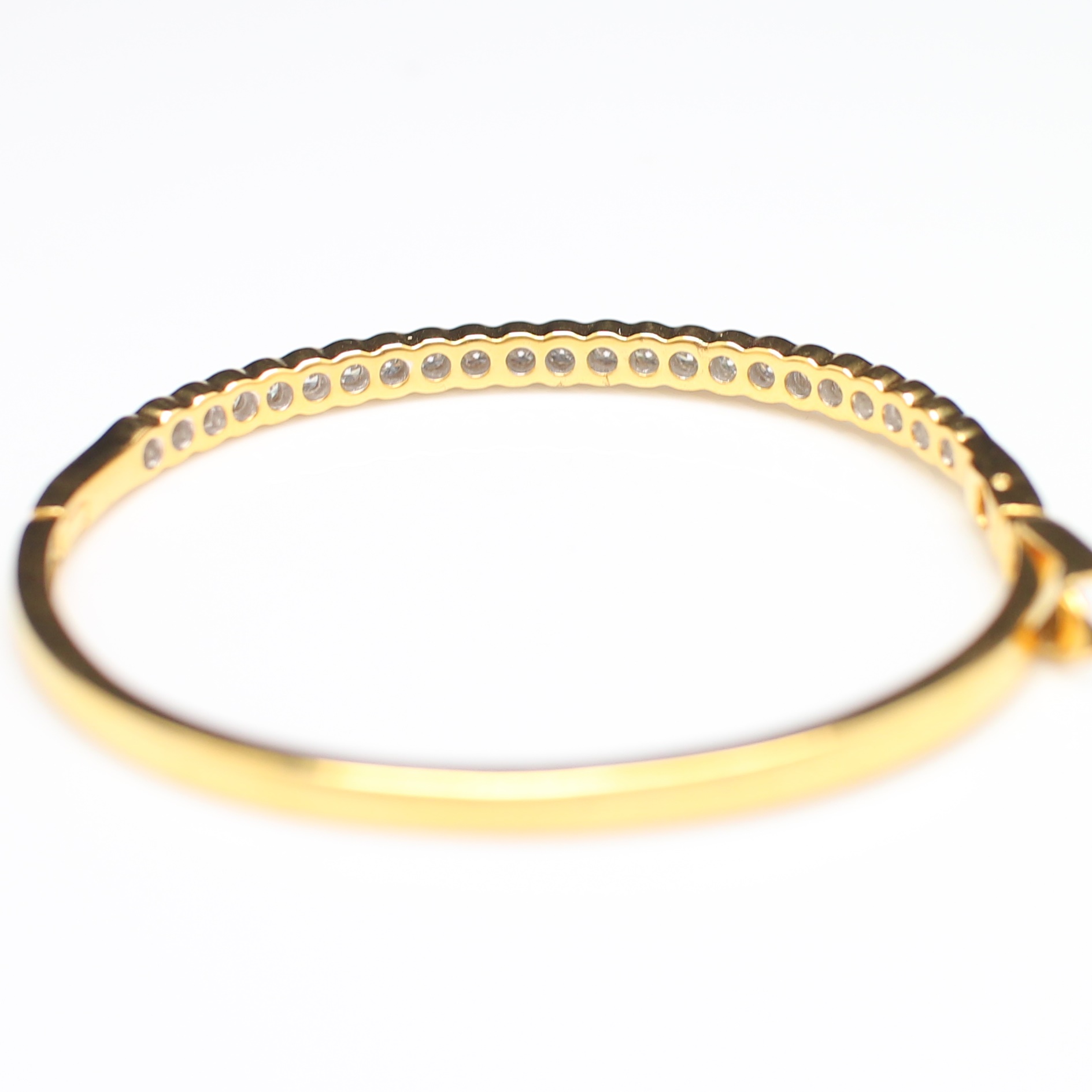 BL25119 กำไลเพชรแถวครึ่งวง เพชรแท้ 23 เม็ด 1 กะรัต ทองแท้ 90% นน.รวม 13.6 กรัม เส้นผ่านศูนย์กลาง 5.1 ซม.