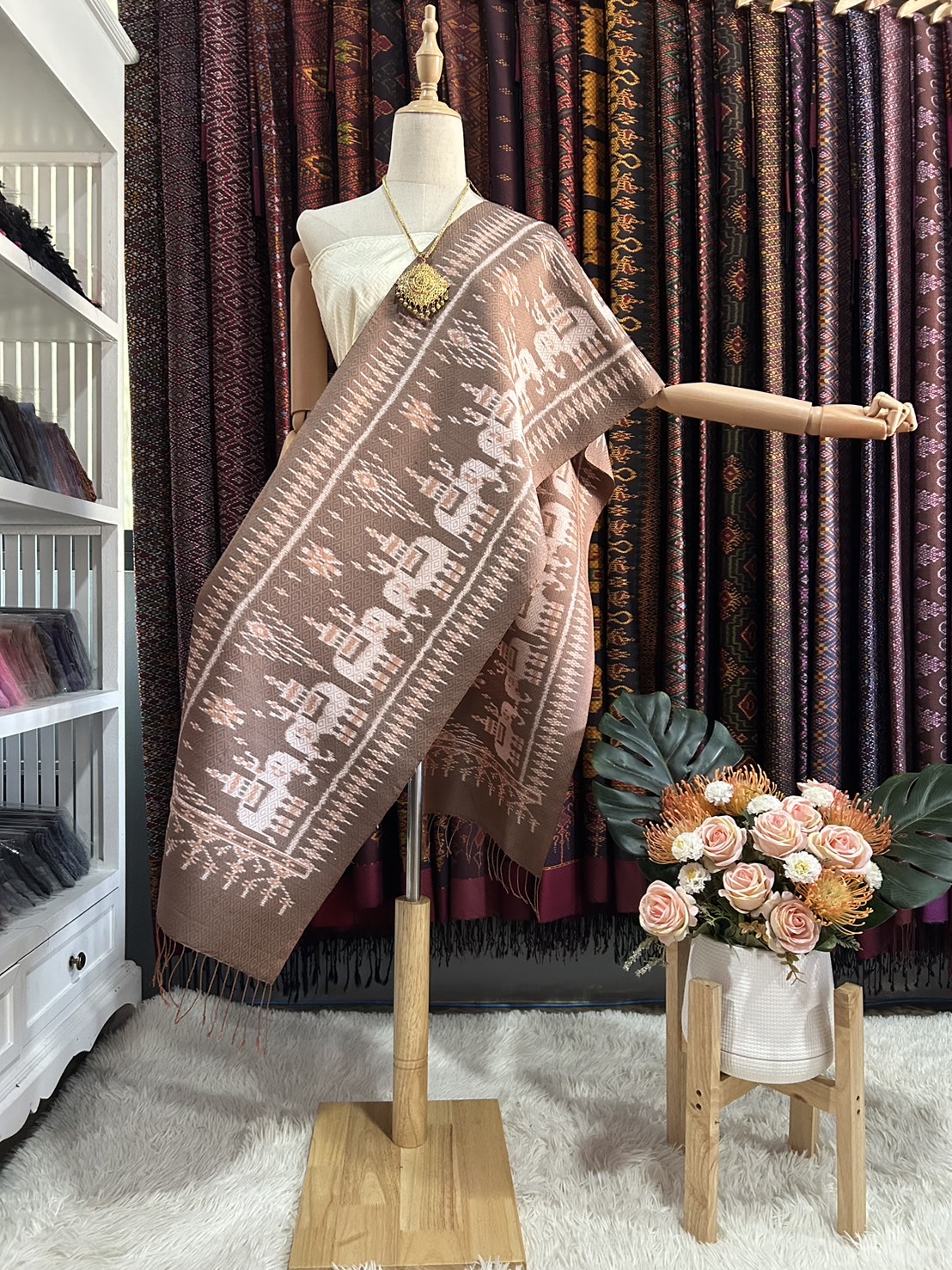 ผ้าพันคอไหม ผ้าไหมทอยกดอก 5ตะกอ ขนาด 35x190ซม.ลายช้าง มีหน้านางชายครุย พื้นสีน้ำตาลกะปิ L4E-PS-042467173716