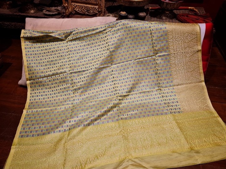 ซิ่น ผ้ายกไหม หน้านาง เชิงยกทอง ขนาด 1x2เมตร ลายประจำยามดอกสี่กลีบ สีเหลือง รหัส N12-24-0930663