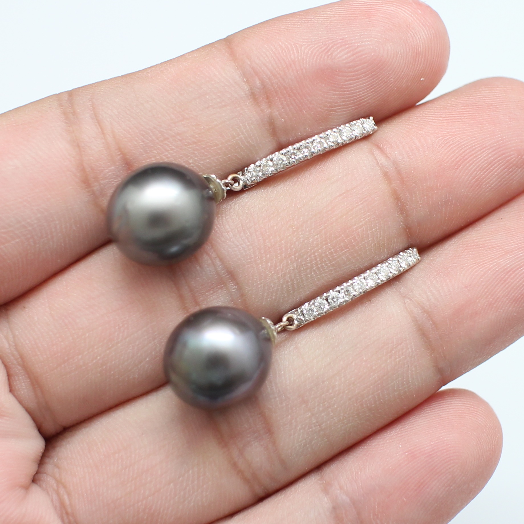 ER25141 ต่างหูเพชรห่วงตุ้งติ้งมุกเซ้าซี เพชรแท้ 20 เม็ด 0.30 กะรัต ทองแท้ 18k นน.รวม 7.1 กรัม มุกแท้ 11 มิล