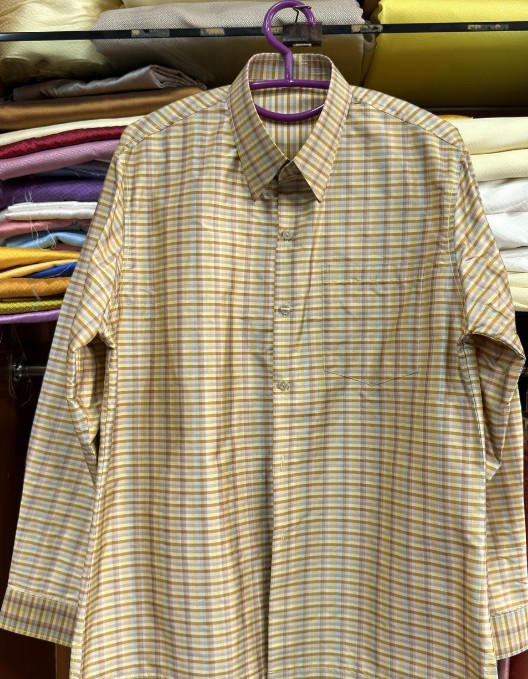 เสื้อเชิ้ตแขนยาว ผ้าไหมลายสก๊อต สีเหลืองอ่อน ไซส์L รหัส DN-AA-1117681