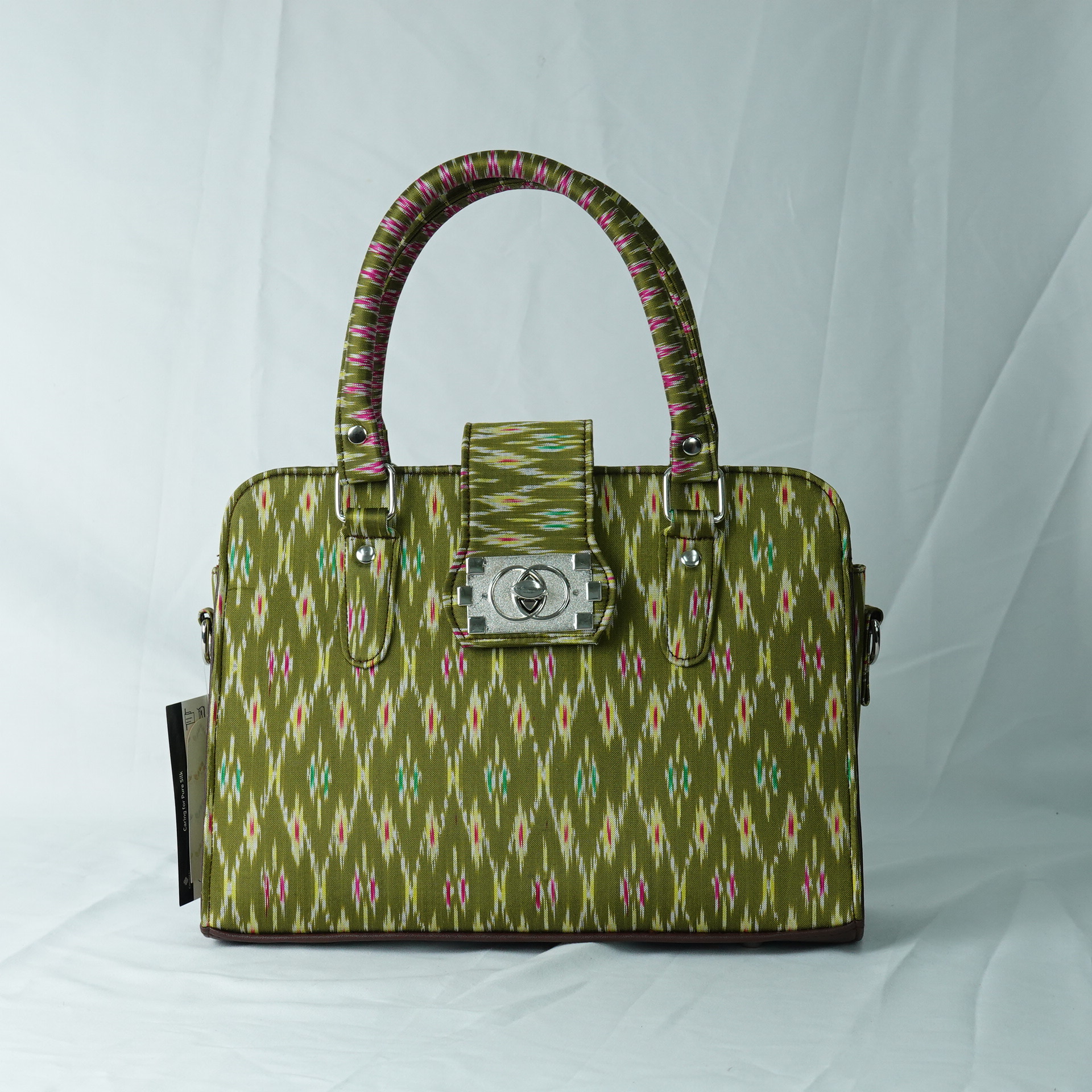 กระเป๋าถือผ้าไหม ทรงสี่เหลี่ยม ขนาด 10.5x28x20ซม. ความสูงหูจับ 34 ซม. ลายขออุ้มหน่วย สีเขียว รหัส GLA-TT-0603689