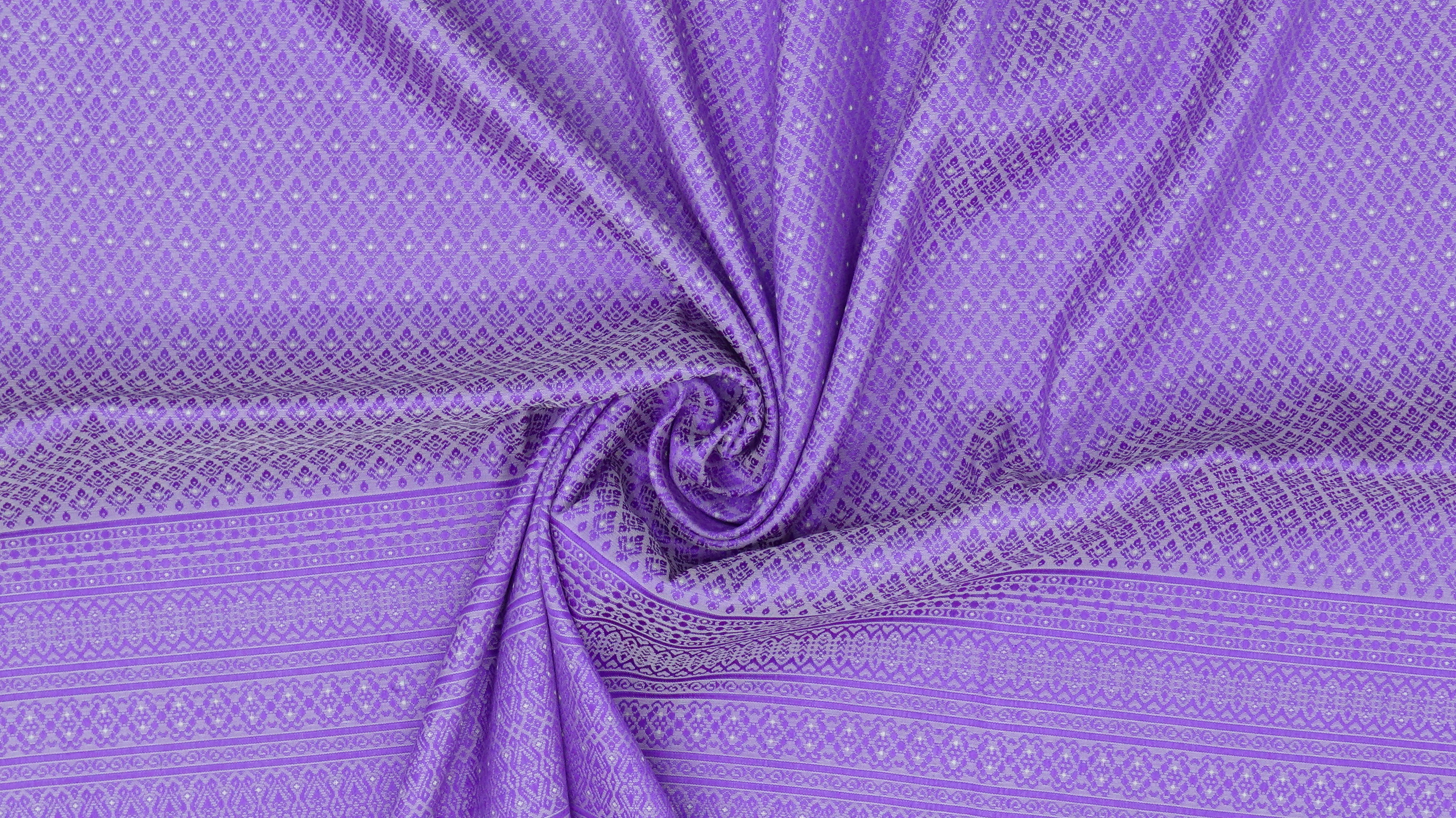 (ผ้าชุด)ไหมยกดอกสุรินทร์ ขนาด 1x4เมตร (ลาย 2เมตร+สีพื้น 2เมตร) สีม่วง รหัส N10-ME-66-0822675