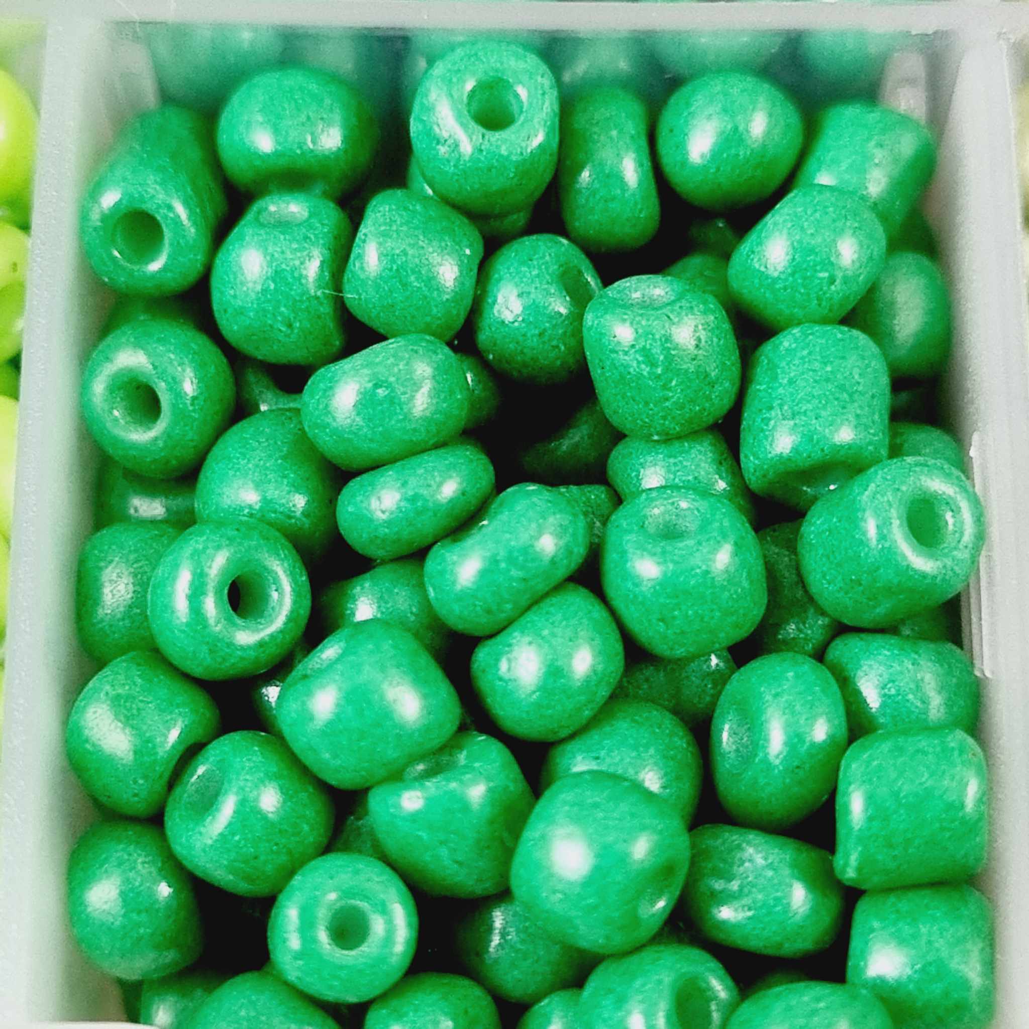 ลูกปัด Glass Beads 2-4มิลลิเมตร เม็ดทราย ลูกปัดแก้วมุก ใส ด้าน DIY สร้อยคอ สร้อยข้อมือ เครื่องประดับ ประมาณ กล่องละ +- 2000ชิ้น โทนเขียว