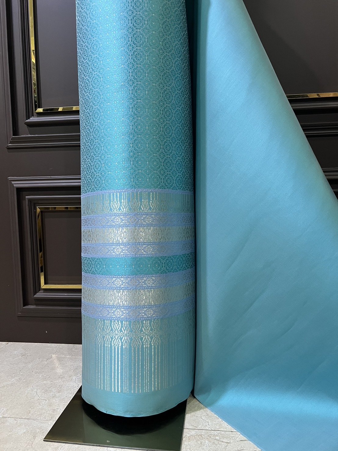 (ผ้าชุด)ผ้าไหมยกดอกลำพูน เกาะเชิงดิ้นเงิน ขนาด 1.02x4.47เมตร พื้นสีฟ้าเทอร์ควอยซ์ รหัส N90-29-TR0427