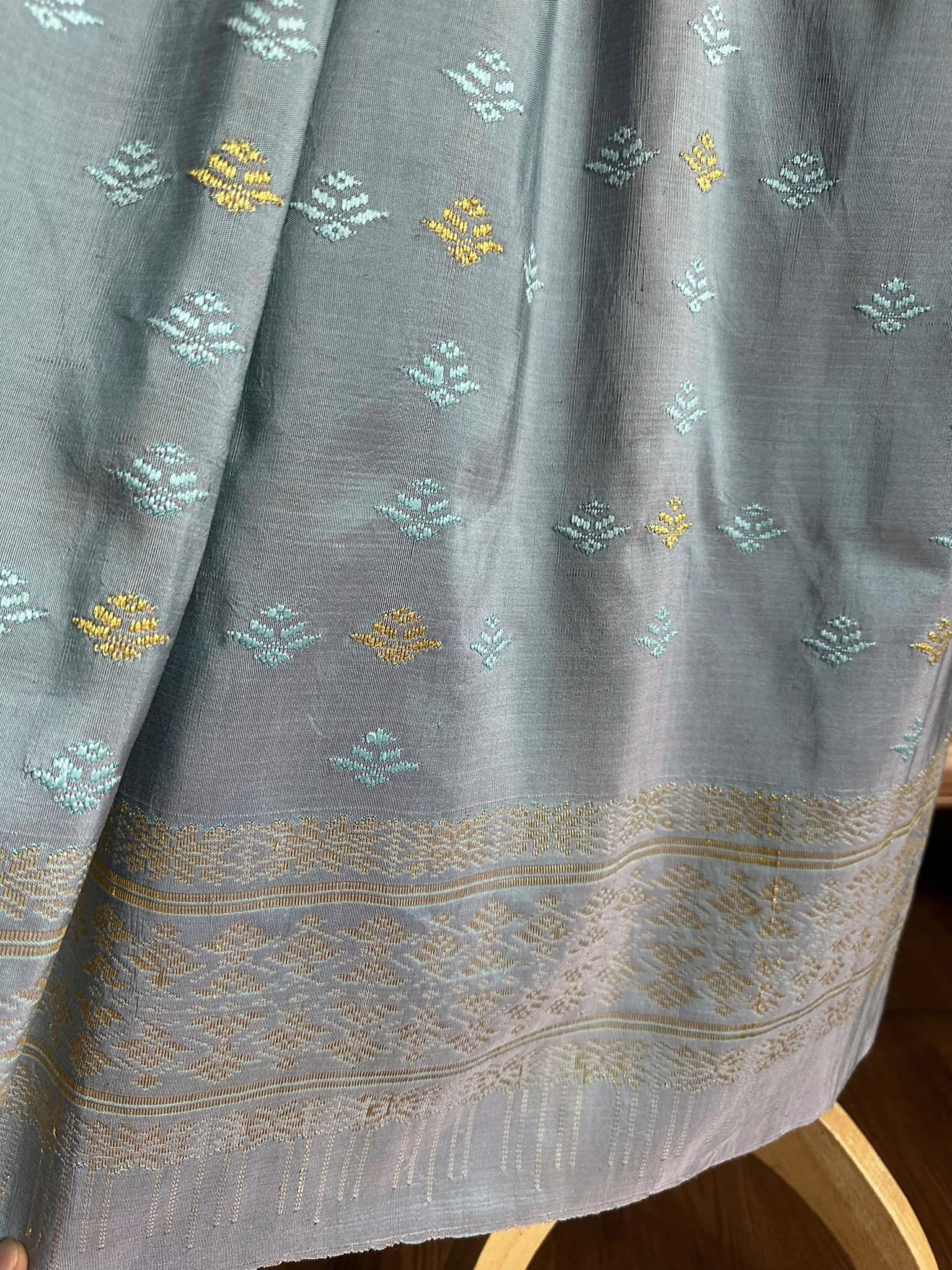 ซิ่น ผ้าซิ่นอัญญานาง ไหมบ้านทอมือ สีธรรมชาติ ขนาด 120x190ซม ลายบัวสวรรค์ พื้นสีฟ้า รหัส N9-SIL0530663