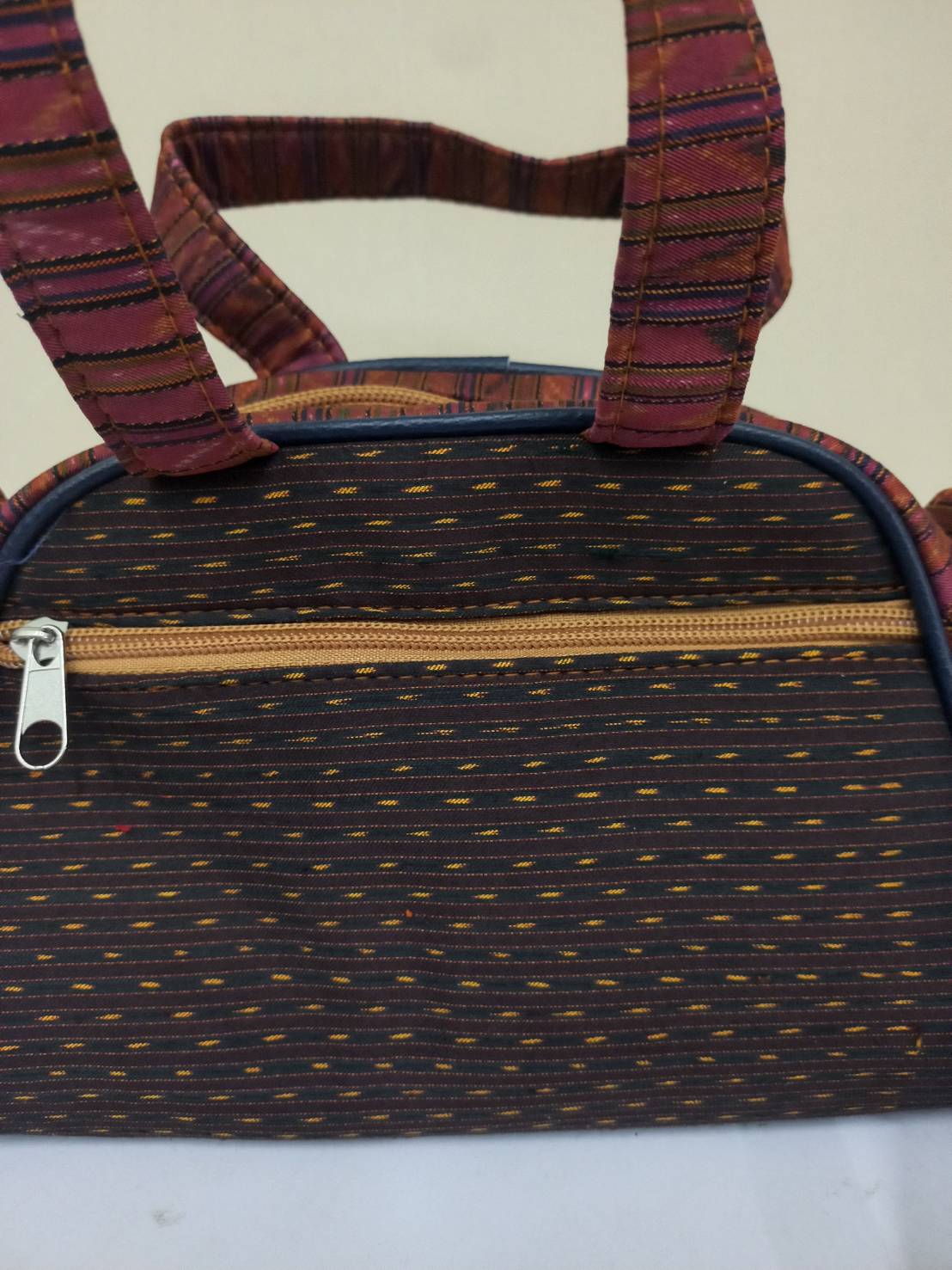 กระเป๋าคล้องแขน มัดหมี่ไหมแท้ ลายกระเอ็ด สีน้ำตาล รหัส GLA-ST-0904673