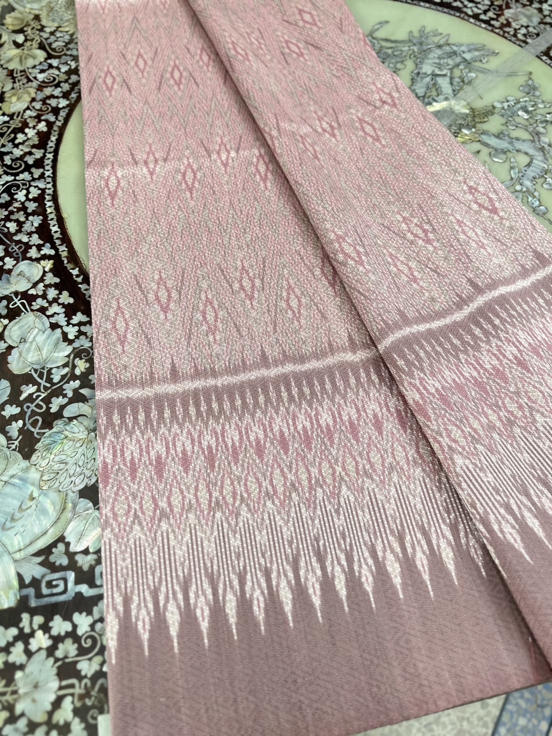 ซิ่น ผ้าไหมมัดหมี่ทอยกดอก 6ตะกอ สีธรรมชาติ ขนาด1x2เมตร ลายจี้เพชร สีชมพู รหัส L1-ST-0809682