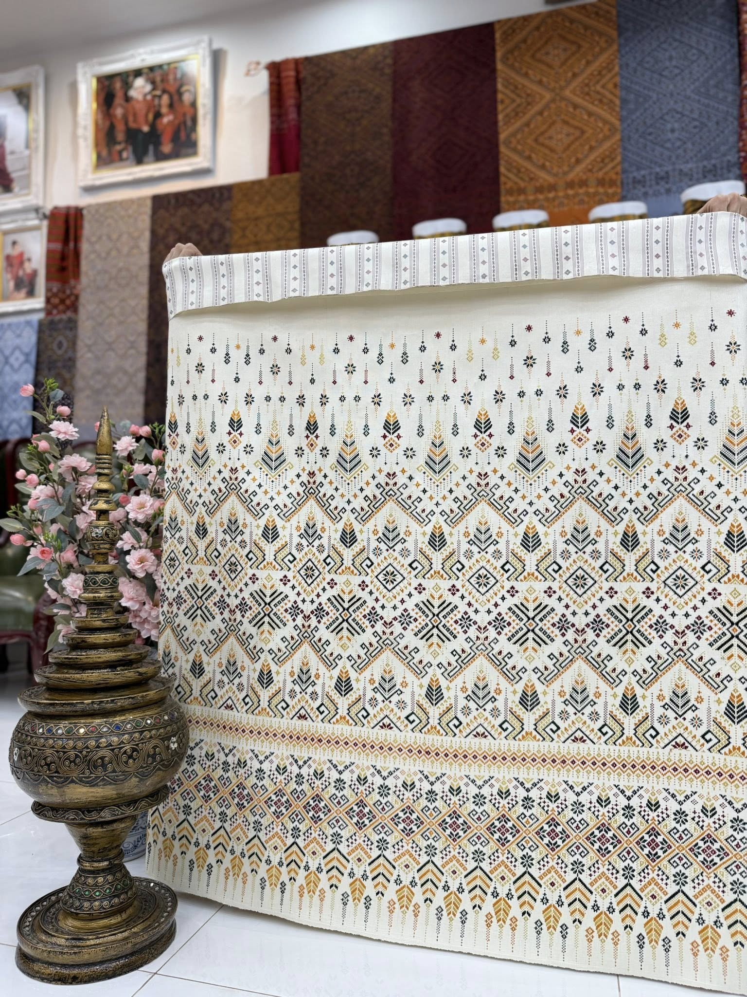 ซิ่น ผ้าไหมแพรวา ขนาด 1x2เมตร ลายผ้าสีทอง ท้องผ้าขาวครีม รหัส P-BM-0710682