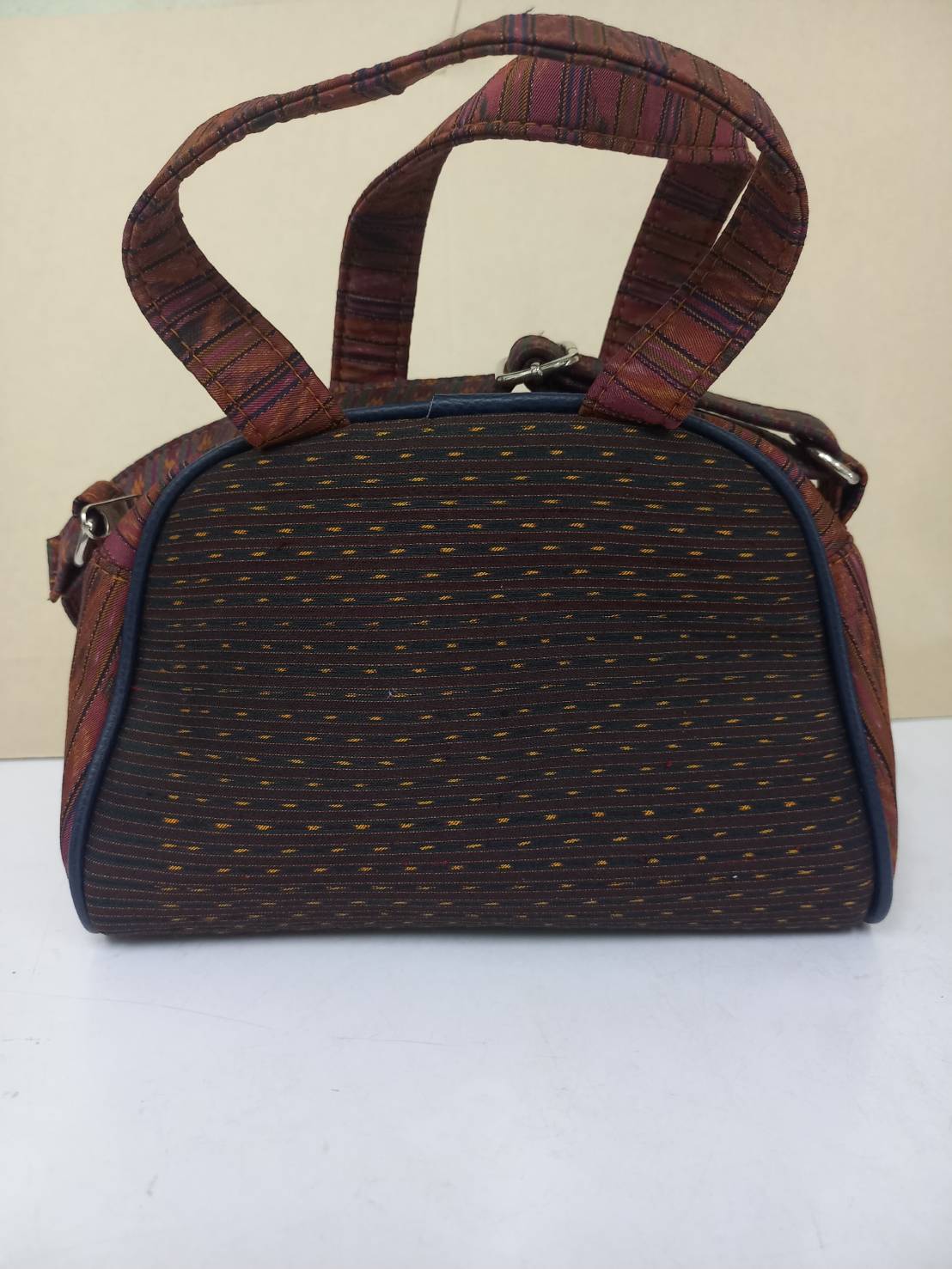 กระเป๋าคล้องแขน มัดหมี่ไหมแท้ ลายกระเอ็ด สีน้ำตาล รหัส GLA-ST-0904673