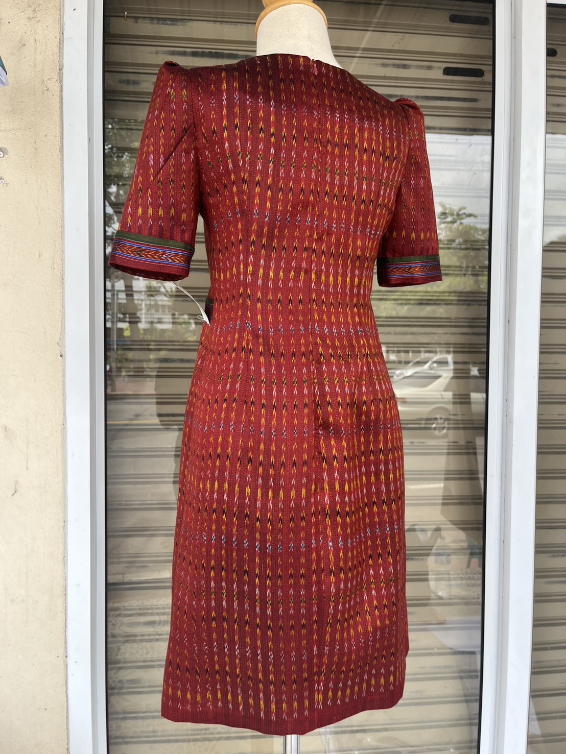 ชุดผ้าไหมตัดสำเร็จ ชุดเดรสผ้าไหมมัดหมี่ เฉดสีแดง เลือกไซส์ รหัส WR-PTS-101068