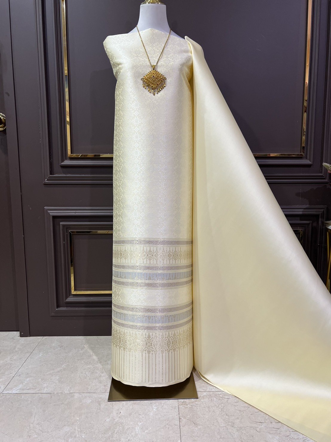 (ผ้าชุด)ผ้าไหมยกดอกลำพูน เกาะเชิงดิ้นทอง ขนาด 1.02x4.45เมตร ลายสุริยะฉาย พื้นสีเหลืองครีม รหัส N90-29-TR0553