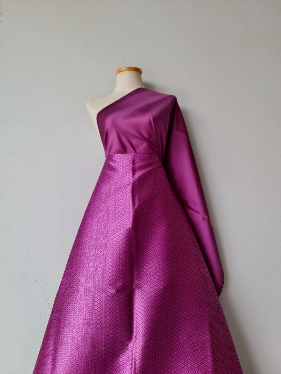 (ผ้าชุด)ไหมยกสุรินทร์ ขนาด 1x4เมตร (ลาย 2เมตร+สีพื้น 2เมตร) สีม่วงบานเย็น รหัส N10-119-06046817