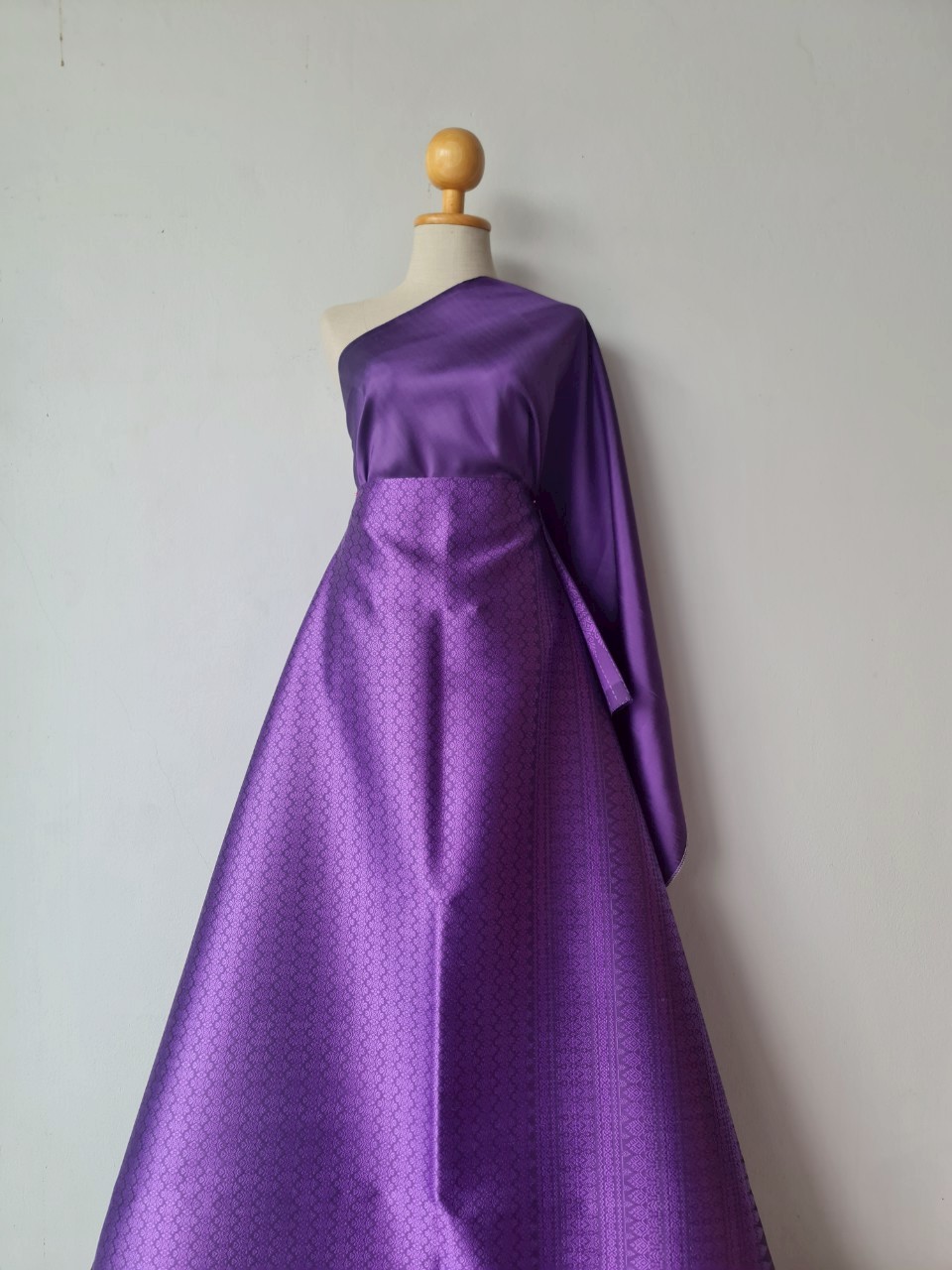 (ผ้าชุด)ไหมยกสุรินทร์ ขนาด 1x4เมตร (ลาย 2เมตร+สีพื้น 2เมตร) สีม่วง รหัส N10-119-06046822