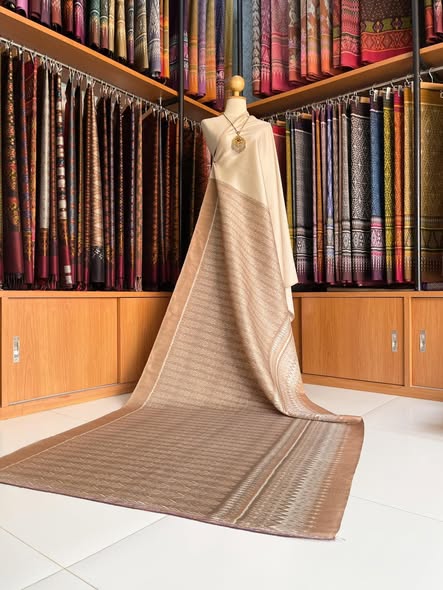 (ผ้าชุด)ผ้าไหมมัดหมี่สุรินทร์ ขนาด 1x4 เมตร (ผ้าลาย 2เมตร+สีพื้น 2เมตร) ลายโฮล พื้นสีน้ำตาลครีม รหัส L8A-MD-1120681