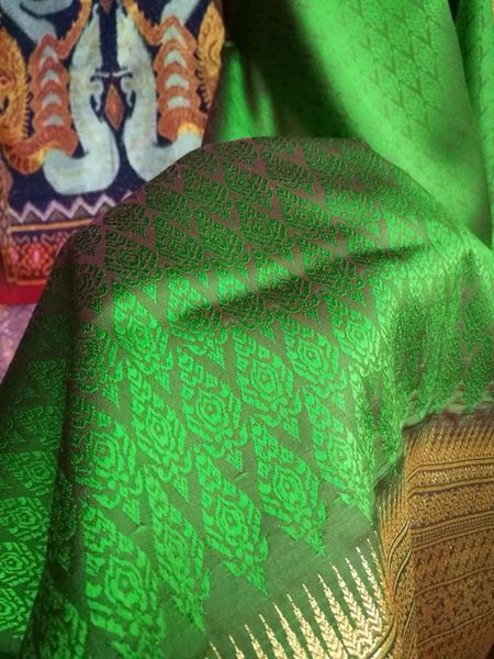 ซิ่น ผ้าไหมยกสุรินทร์ ไหมแท้ ขนาด 1x2เมตร ทอเกาะเชิงดิ้นทอง พื้นสีเขียว รหัส N11-NY0224664