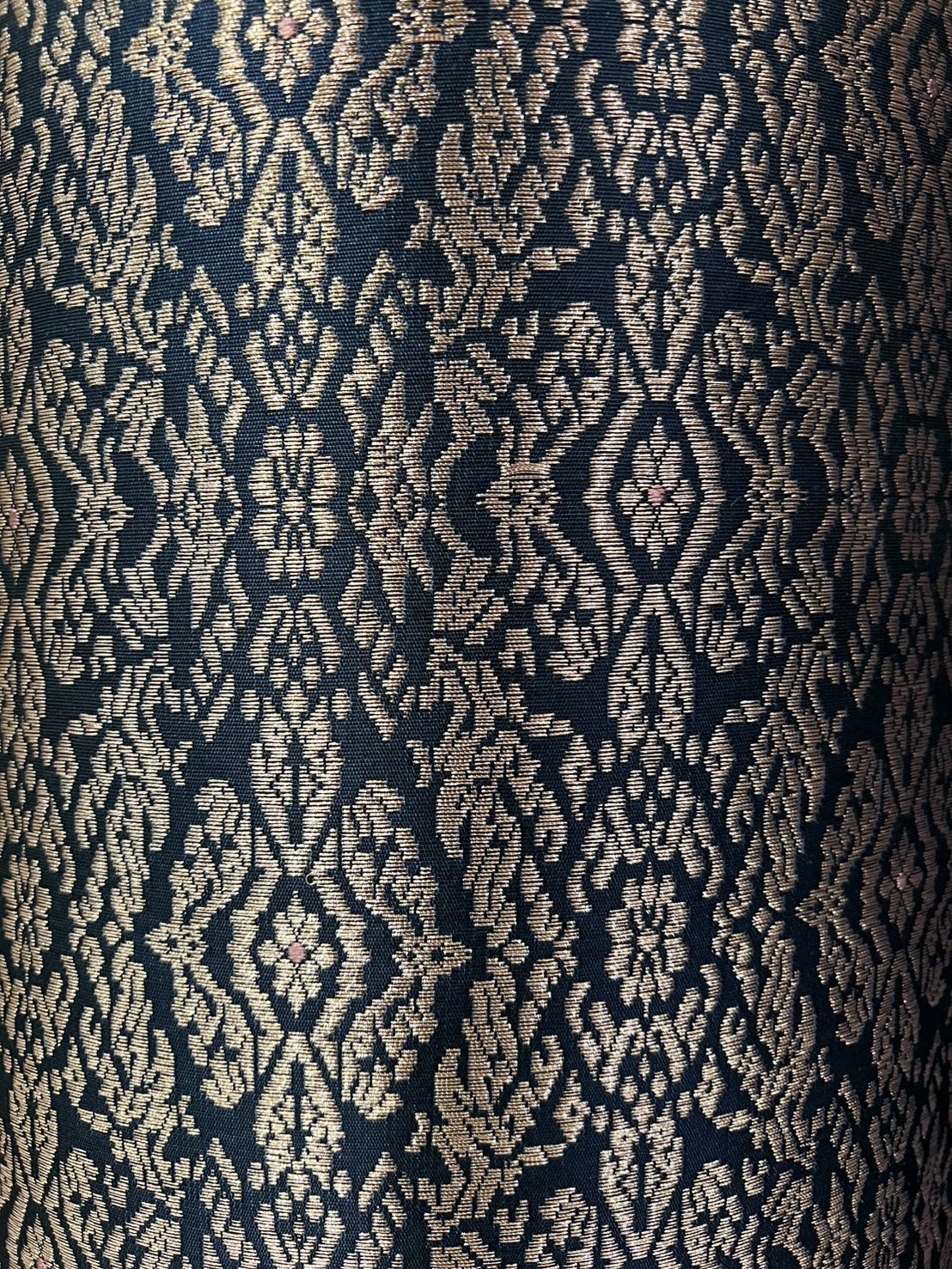 (ผ้าชุด)ผ้าไหมยกดอกลำพูน เกาะเชิงดิ้นโรสโกลด์ ขนาด 1.03x4.34เมตร ลายอินเดีย พื้นสีกรมท่า รหัส N90-29-TR0491