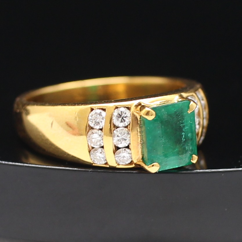 RG250200 แหวนมรกตบ่าข้างเพชร เพชรแท้ 12 เม็ด 0.24 กะรัต ทองแท้ 90% นน.รวม 5.1 กรัม ขนาดแหวน 52