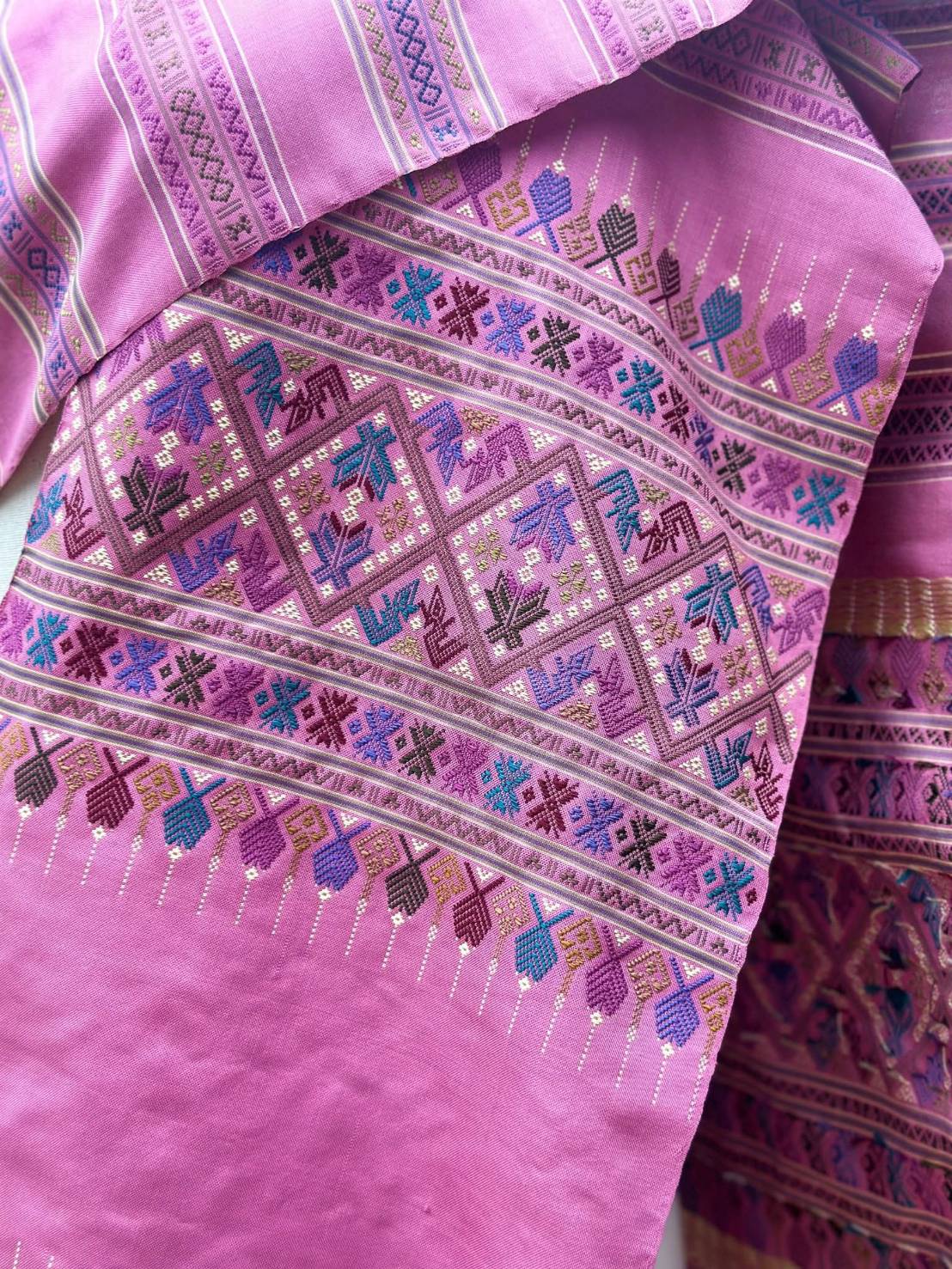 ผ้าพาดไหล่ ไหมแท้ สไบขิด ลายแพรวา ขนาด 28ซม.×2.40ม. พื้นสีชมพู LW4A-PT-10176815