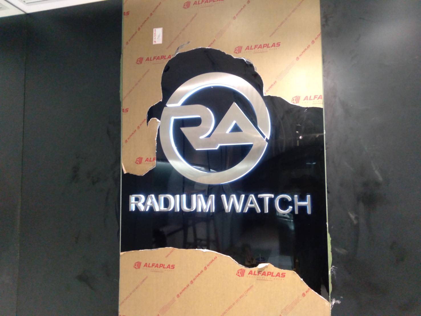 #อักษรสแตนเลสสีเงินแฮร์ไลน์อะคริลิครองหลัง #ป้ายไฟออกหลัง