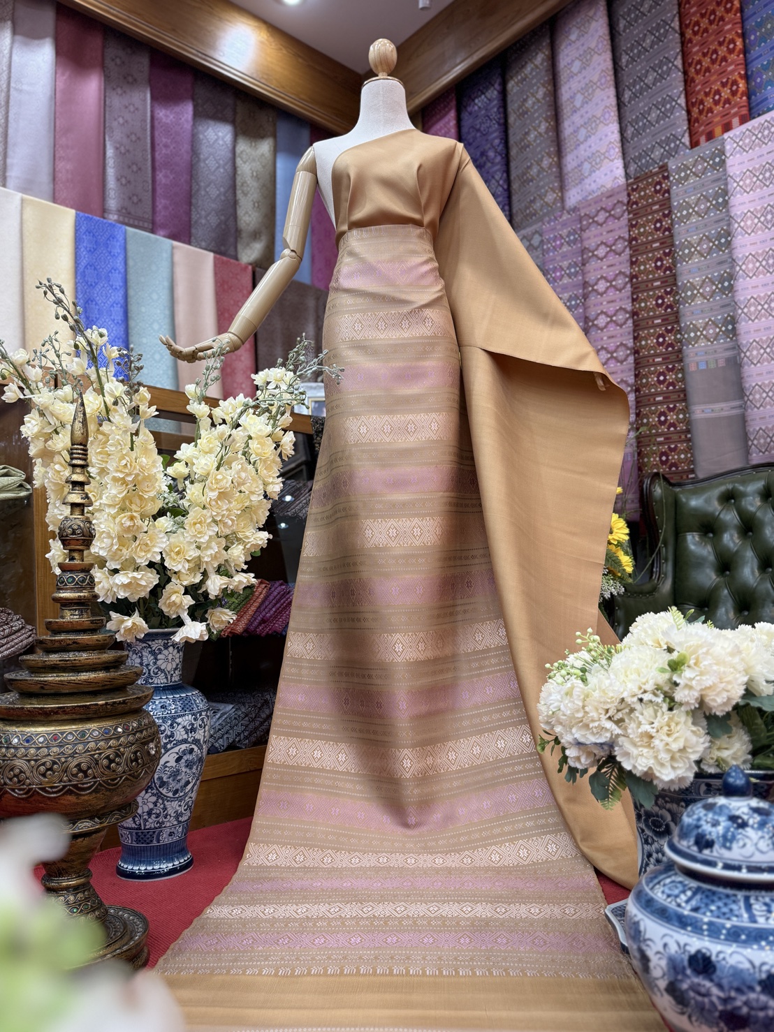 (ผ้าชุด)ไหมแพรวา ตัดชุดลายล่วง ขนาด 63x500ซม (ลาย 2.3เมตร+สีพื้น 2.7เมตร) พื้นสีน้ำตาล รหัส P10-BM-0925681