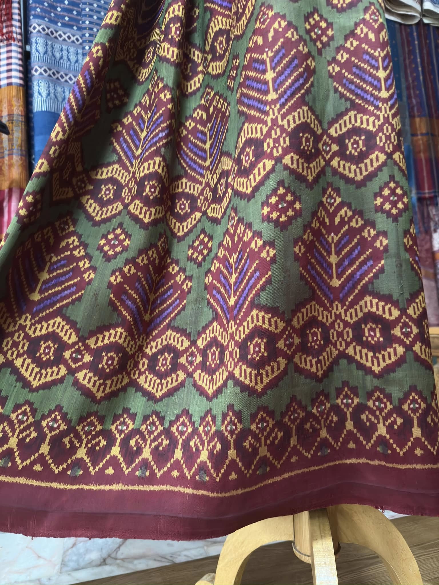 ซิ่น พระตะบอง ผ้าจามทอสามตะกอ ขนาด 112x160ซม สีแดง รหัส N9-SIL-AJ13