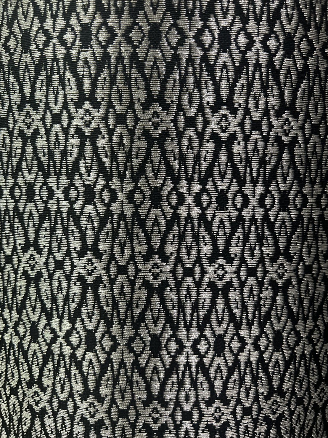 (ผ้าชุด)ผ้าไหมยกดอกลำพูน ขนาด 1.01x4.25เมตร ลายช่ออินทนิล พื้นสีดำ รหัส N90-29-R0031