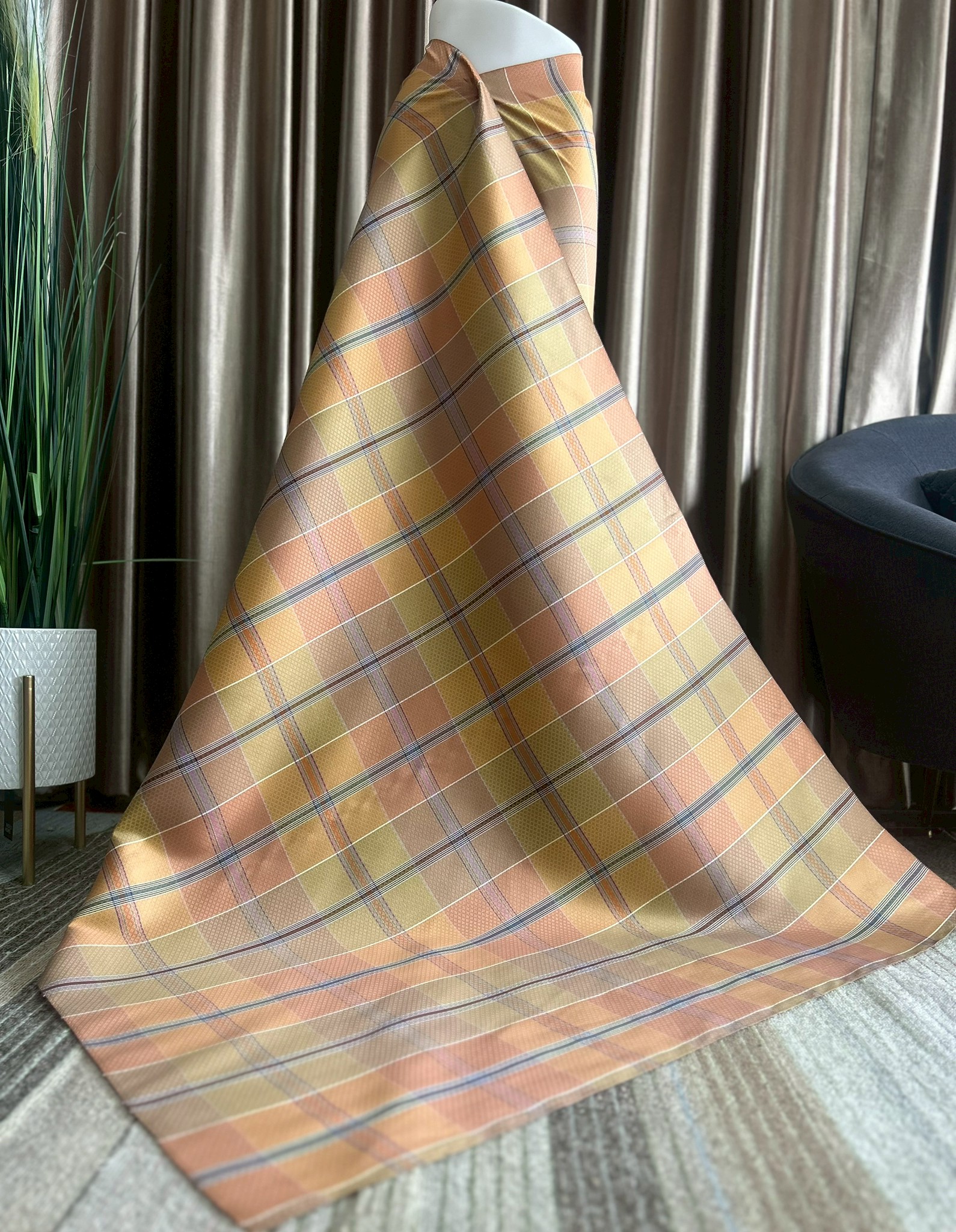 ผ้าไหมโสร่ง ทอยกดอก 6ตะกอ สีส้มพาสเทล รหัส R1B-PK-1121682